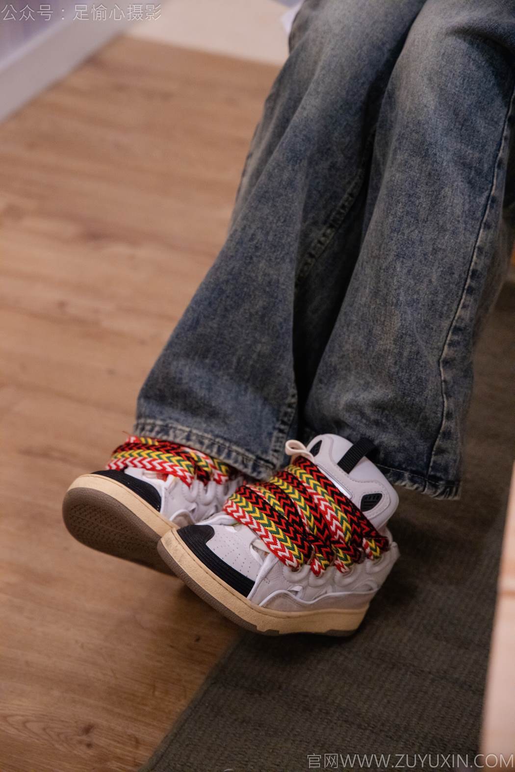 图片[34]-足愉心 NO.021 心凌（搭配：红色吊带、牛仔长裤、宽松板鞋、白色棉袜、裸足）[93P] – 速更版-美库