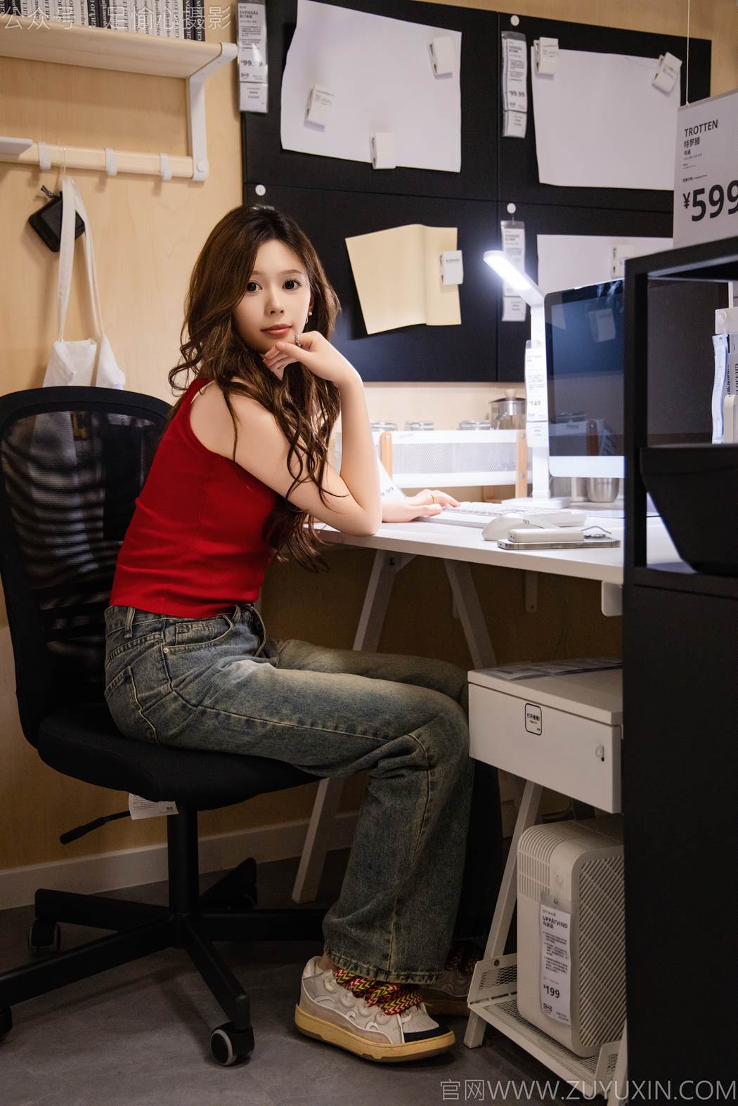 图片[36]-足愉心 NO.021 心凌（搭配：红色吊带、牛仔长裤、宽松板鞋、白色棉袜、裸足）[93P] – 速更版-美库