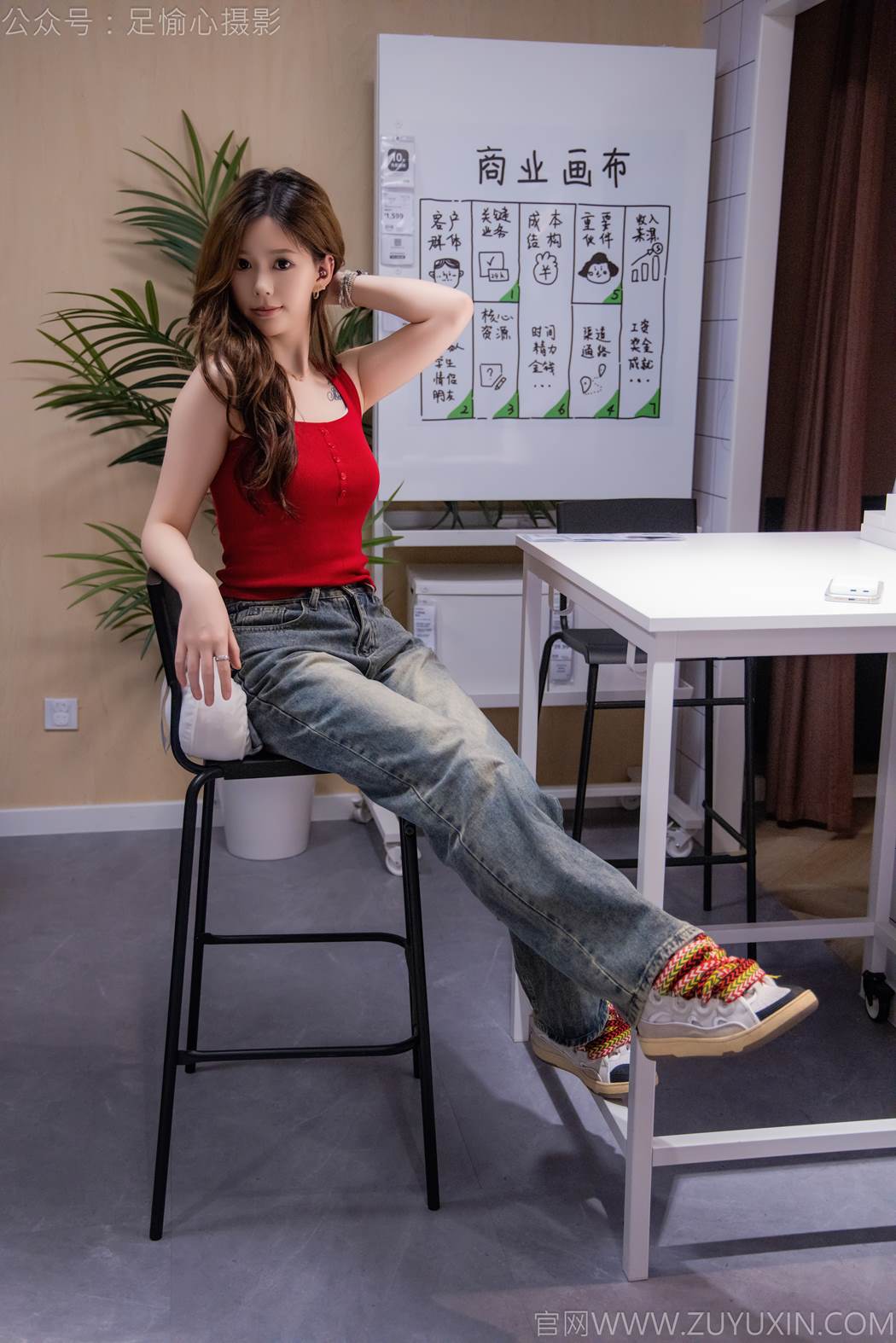 图片[38]-足愉心 NO.021 心凌（搭配：红色吊带、牛仔长裤、宽松板鞋、白色棉袜、裸足）[93P] – 速更版-美库