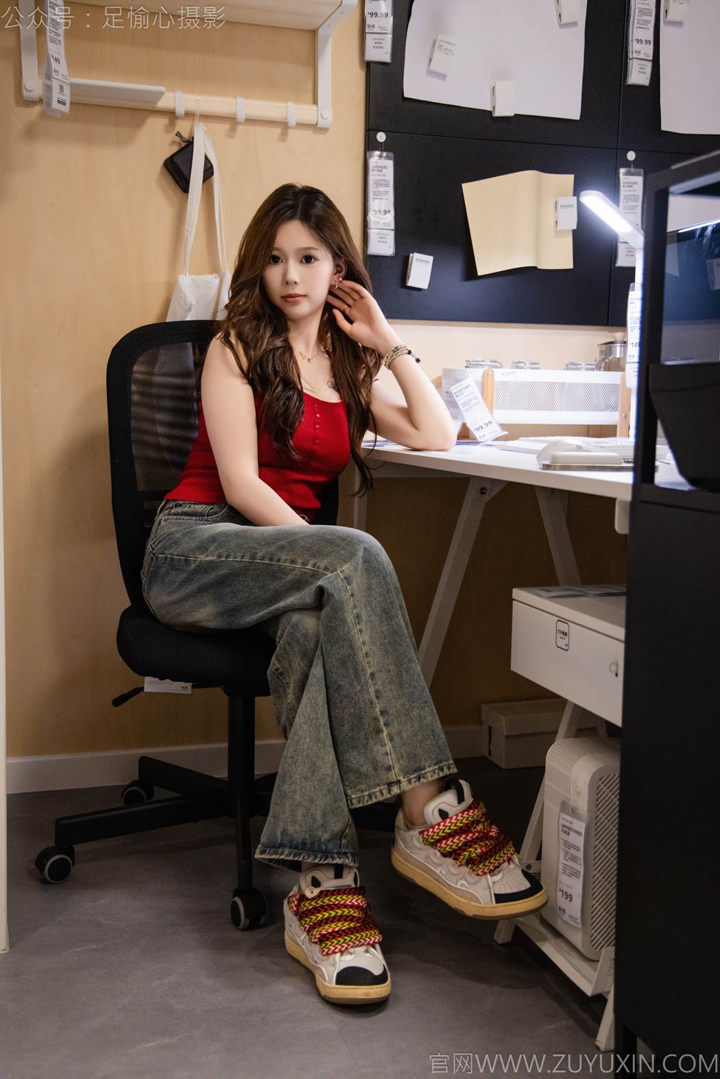 图片[40]-足愉心 NO.021 心凌（搭配：红色吊带、牛仔长裤、宽松板鞋、白色棉袜、裸足）[93P] – 速更版-美库