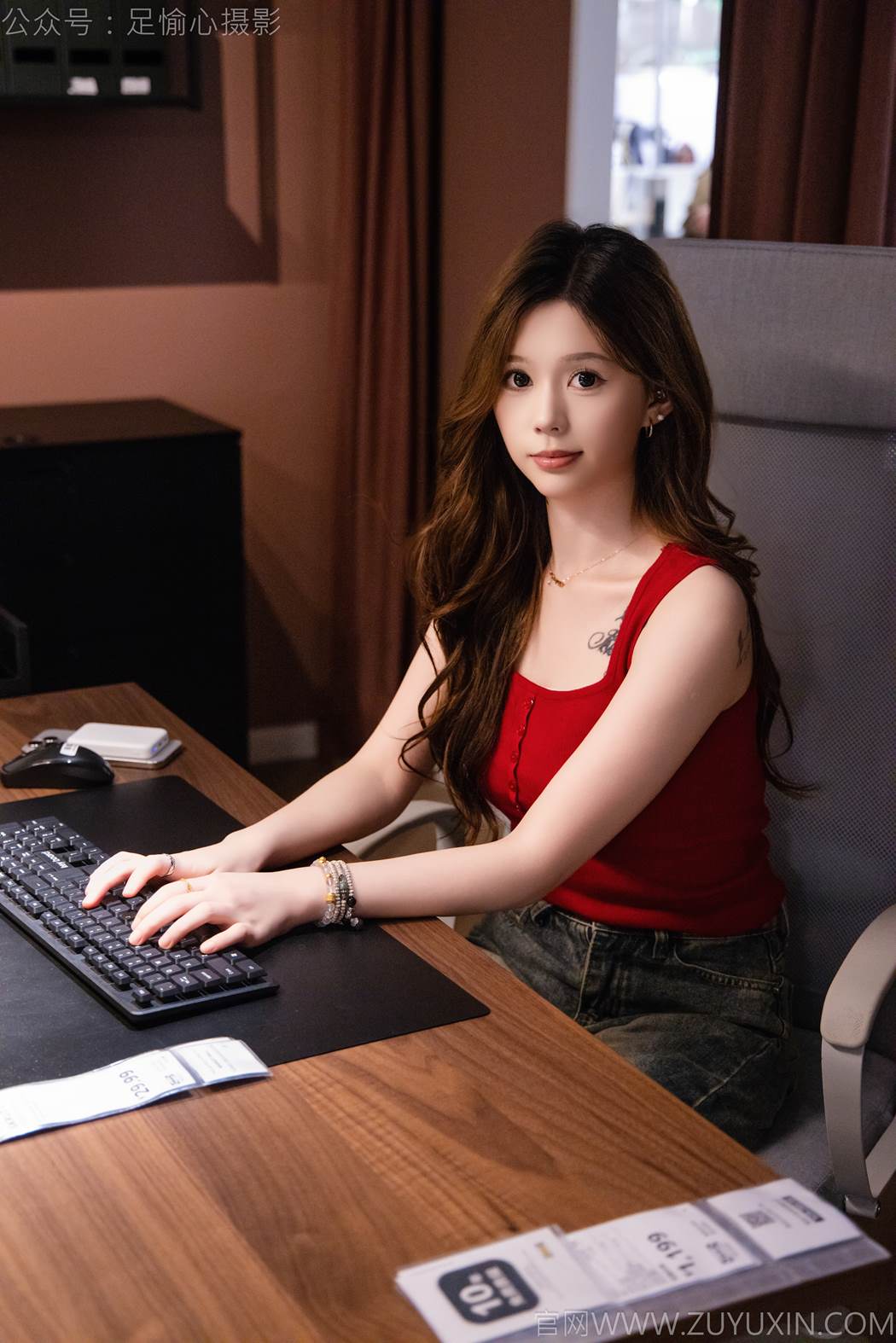 图片[42]-足愉心 NO.021 心凌（搭配：红色吊带、牛仔长裤、宽松板鞋、白色棉袜、裸足）[93P] – 速更版-美库