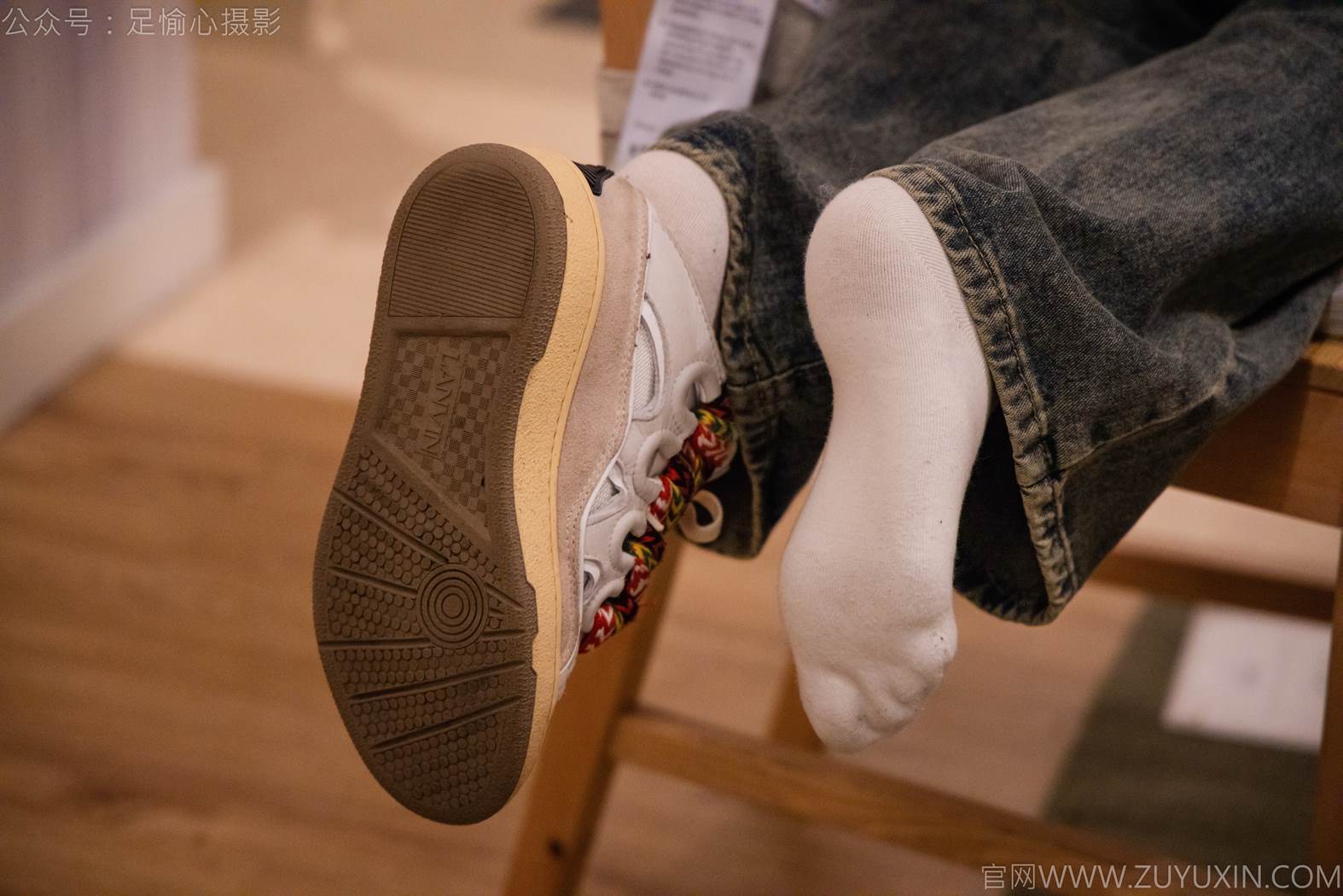 图片[47]-足愉心 NO.021 心凌（搭配：红色吊带、牛仔长裤、宽松板鞋、白色棉袜、裸足）[93P] – 速更版-美库