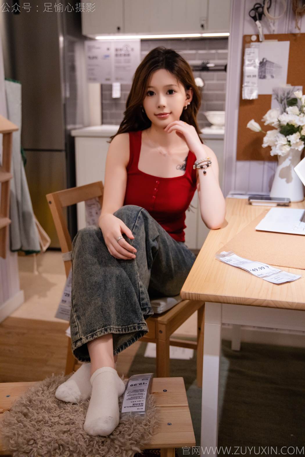 图片[50]-足愉心 NO.021 心凌（搭配：红色吊带、牛仔长裤、宽松板鞋、白色棉袜、裸足）[93P] – 速更版-美库