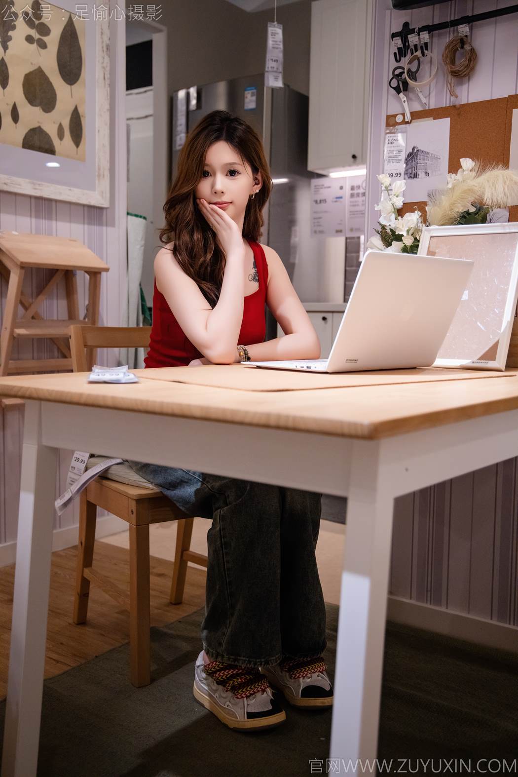 图片[53]-足愉心 NO.021 心凌（搭配：红色吊带、牛仔长裤、宽松板鞋、白色棉袜、裸足）[93P] – 速更版-美库