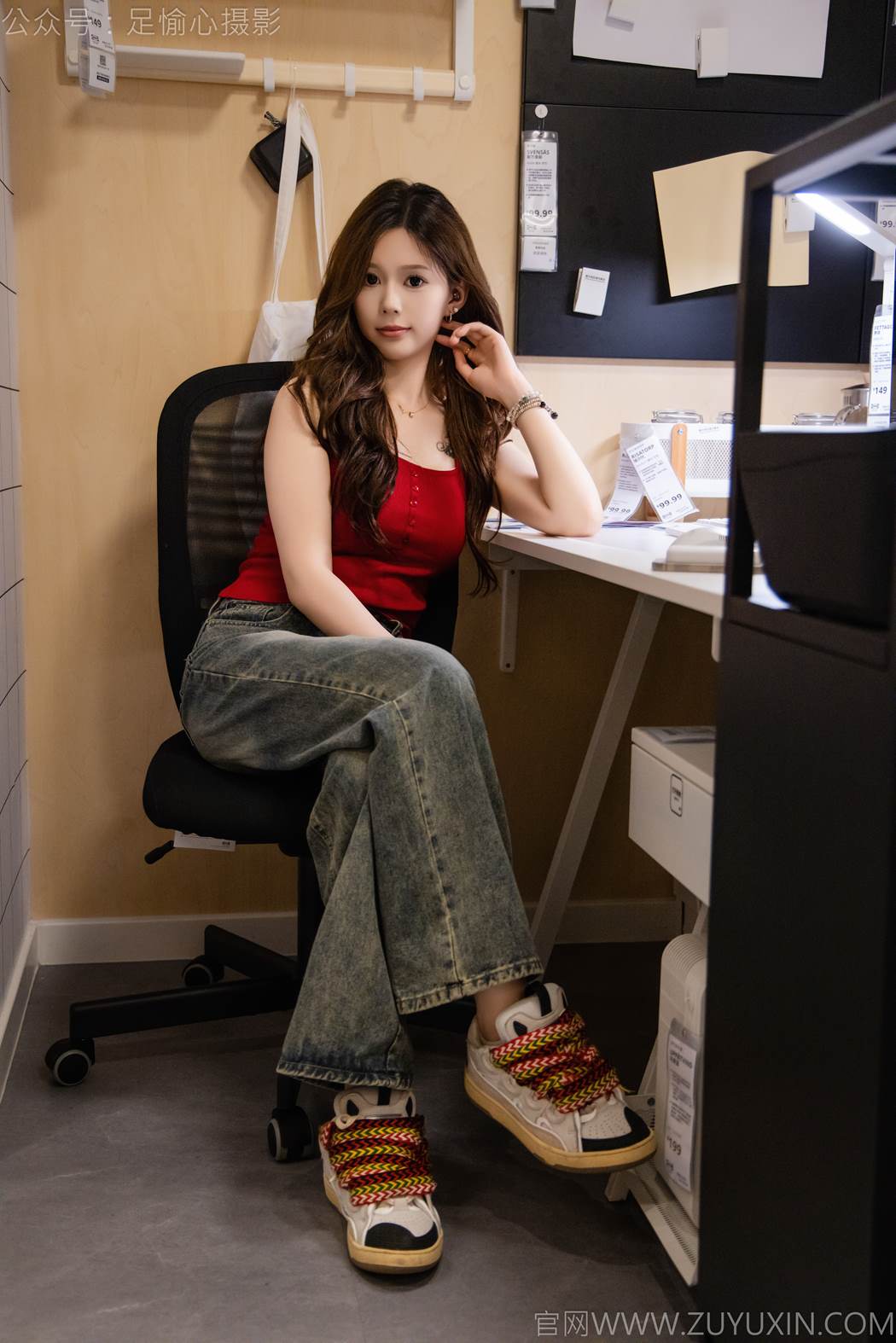 图片[54]-足愉心 NO.021 心凌（搭配：红色吊带、牛仔长裤、宽松板鞋、白色棉袜、裸足）[93P] – 速更版-美库