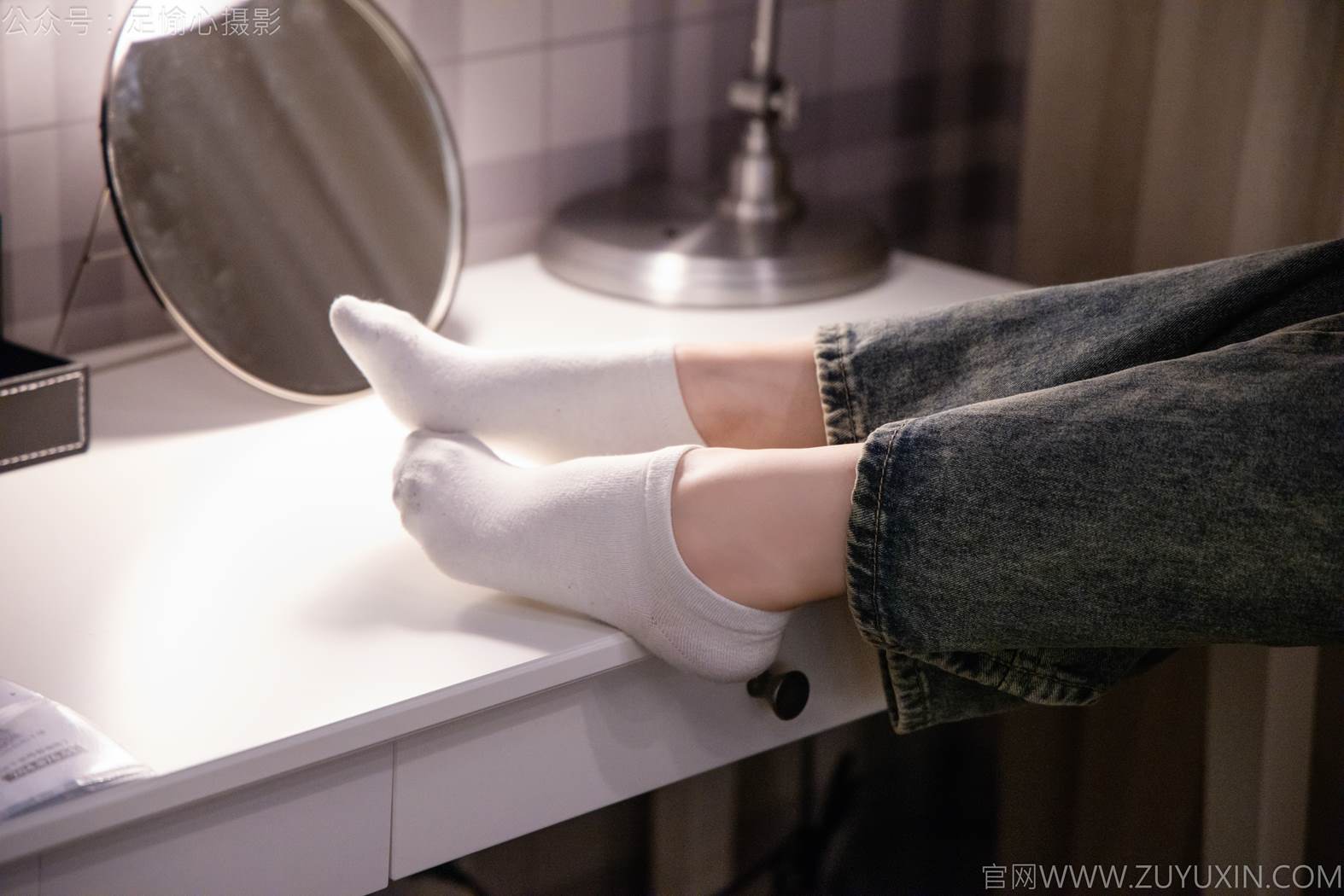 图片[64]-足愉心 NO.021 心凌（搭配：红色吊带、牛仔长裤、宽松板鞋、白色棉袜、裸足）[93P] – 速更版-美库