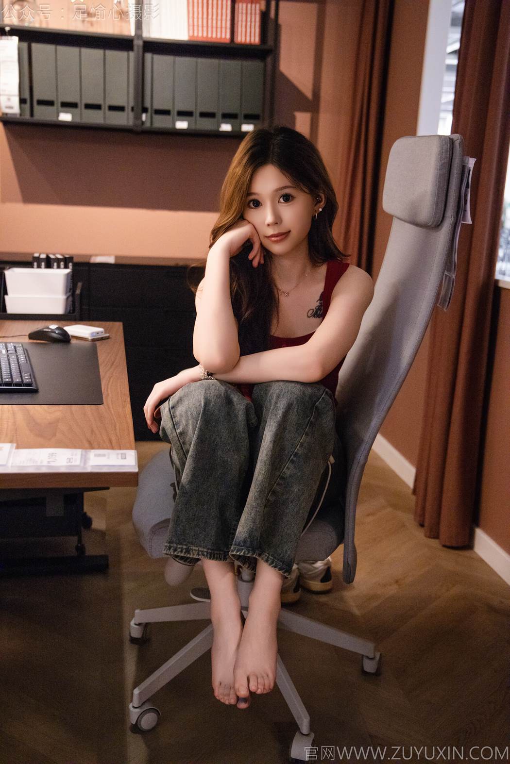 图片[90]-足愉心 NO.021 心凌（搭配：红色吊带、牛仔长裤、宽松板鞋、白色棉袜、裸足）[93P] – 速更版-美库