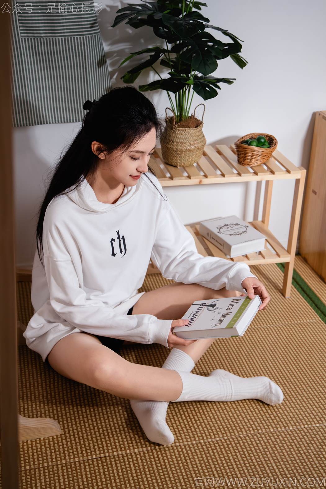 图片[13]-足愉心 NO.022 可乐（搭配：白色卫衣、黑色打底裤、运动鞋、肉丝色袜、白色长筒棉袜）[98P] – 速更版-美库