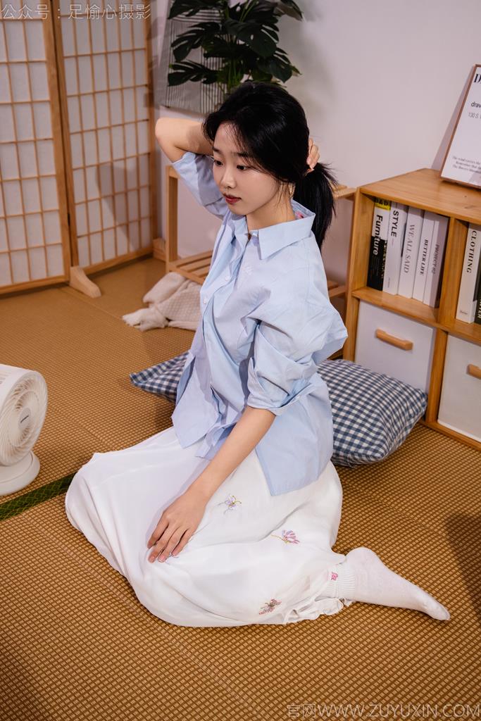 图片[20]-足愉心 NO.023 奶芙（搭配：蓝色衬衫、白色长裙、帆布鞋、白色棉袜、裸足）[110P] – 速更版-美库