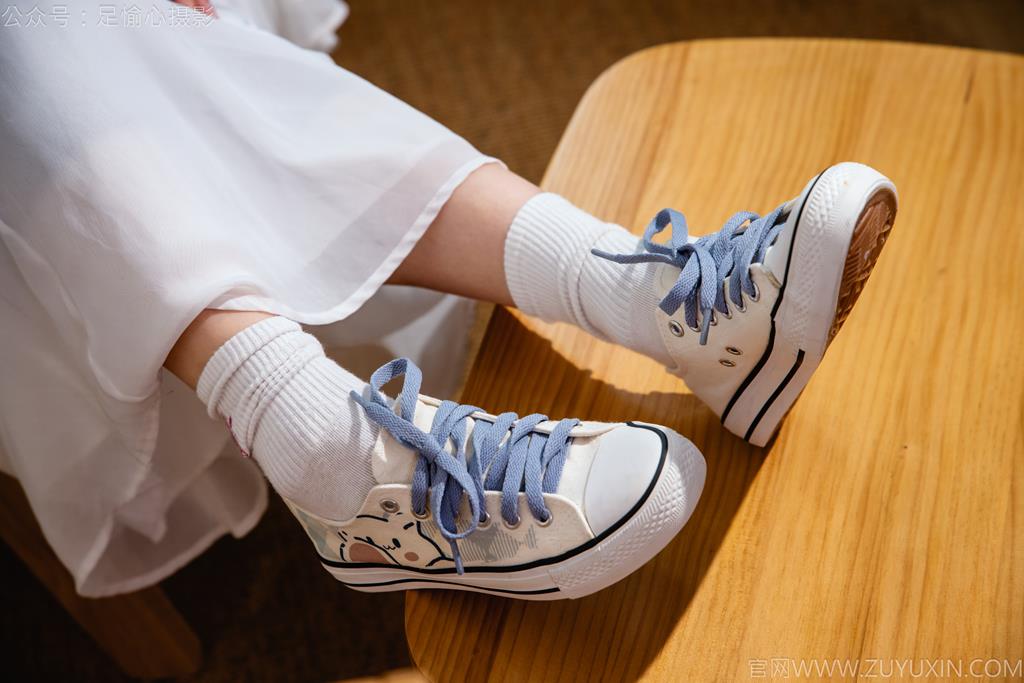图片[77]-足愉心 NO.023 奶芙（搭配：蓝色衬衫、白色长裙、帆布鞋、白色棉袜、裸足）[110P] – 速更版-美库