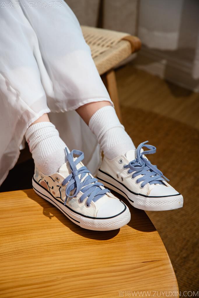 图片[81]-足愉心 NO.023 奶芙（搭配：蓝色衬衫、白色长裙、帆布鞋、白色棉袜、裸足）[110P] – 速更版-美库