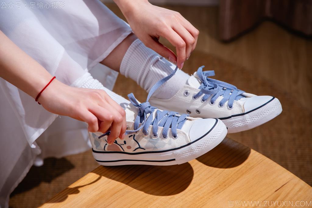 图片[84]-足愉心 NO.023 奶芙（搭配：蓝色衬衫、白色长裙、帆布鞋、白色棉袜、裸足）[110P] – 速更版-美库