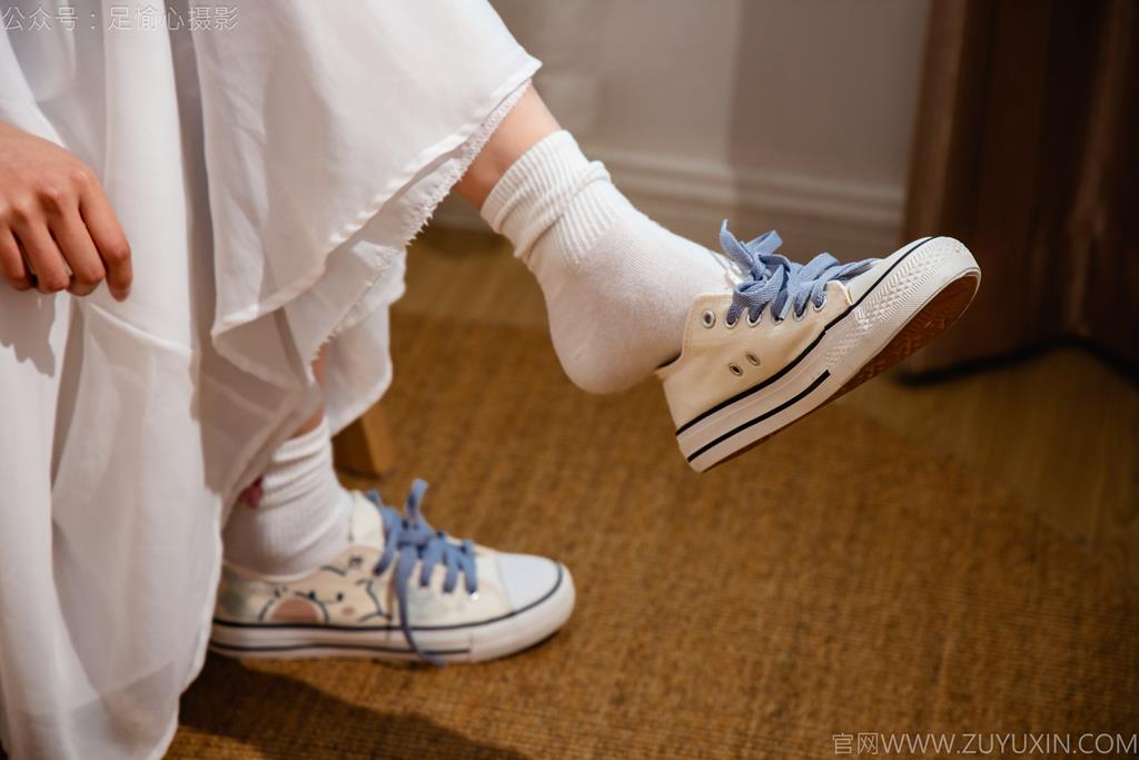 图片[86]-足愉心 NO.023 奶芙（搭配：蓝色衬衫、白色长裙、帆布鞋、白色棉袜、裸足）[110P] – 速更版-美库