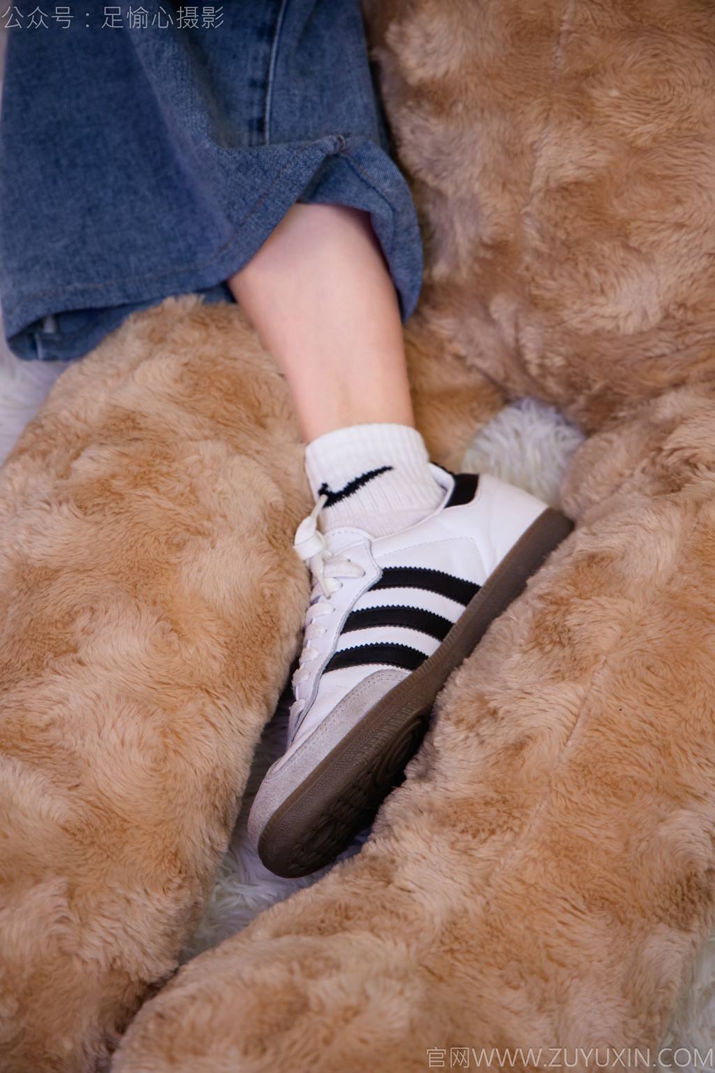 图片[17]-足愉心 NO.027 奶芙（搭配：白色T恤、牛仔长裤、德训鞋、白色棉袜、裸足）[110P] – 速更版-美库