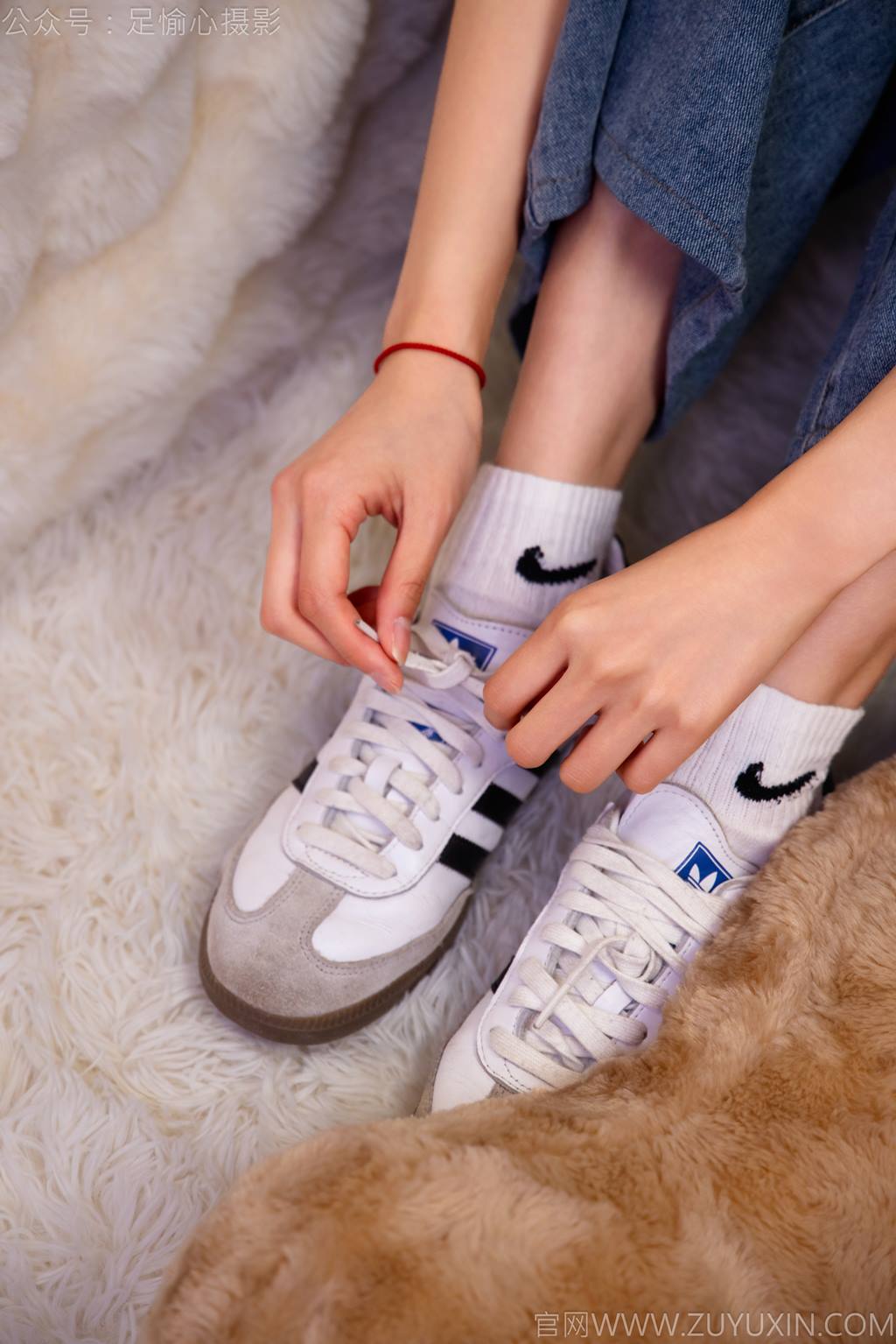 图片[19]-足愉心 NO.027 奶芙（搭配：白色T恤、牛仔长裤、德训鞋、白色棉袜、裸足）[110P] – 速更版-美库