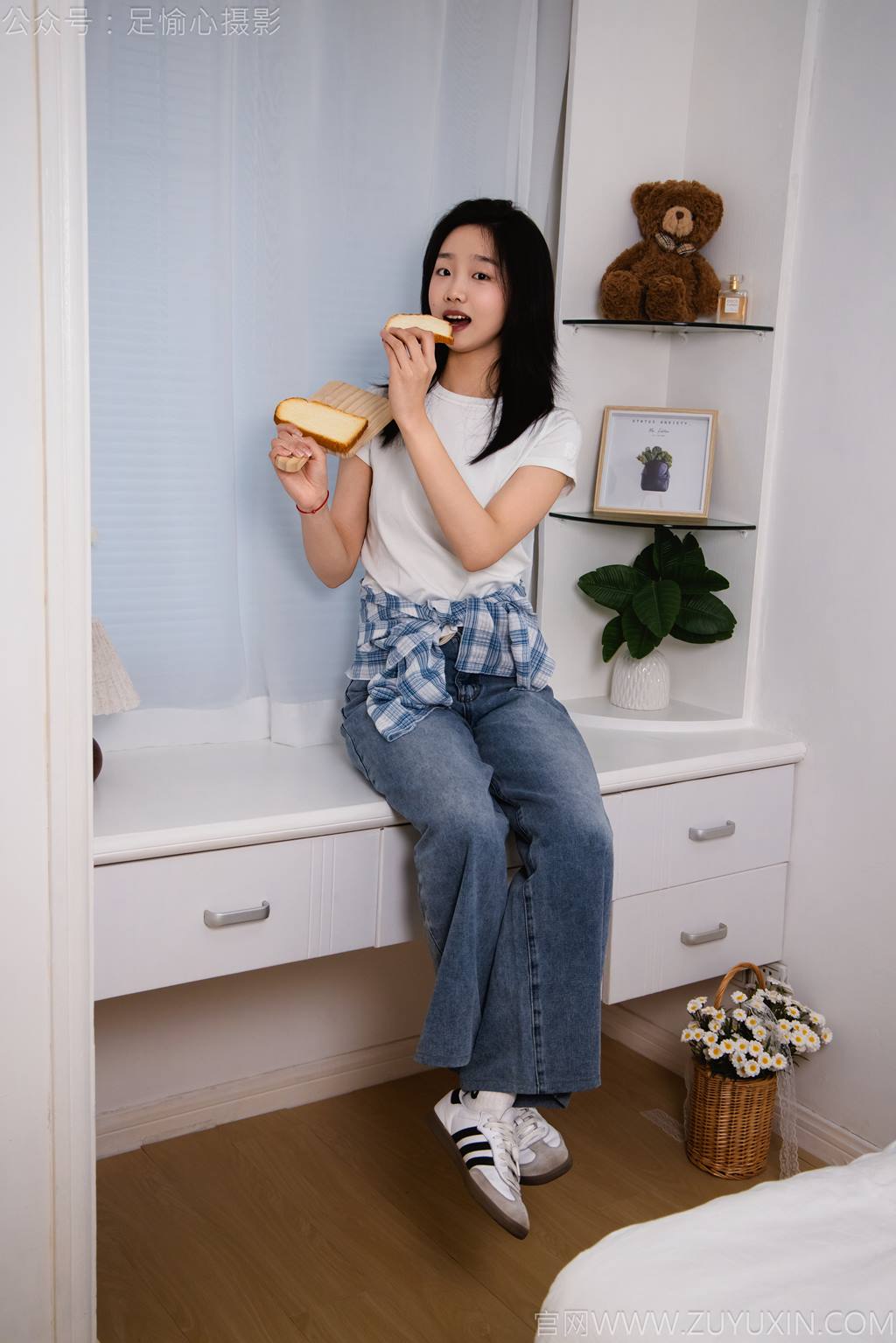 图片[20]-足愉心 NO.027 奶芙（搭配：白色T恤、牛仔长裤、德训鞋、白色棉袜、裸足）[110P] – 速更版-美库