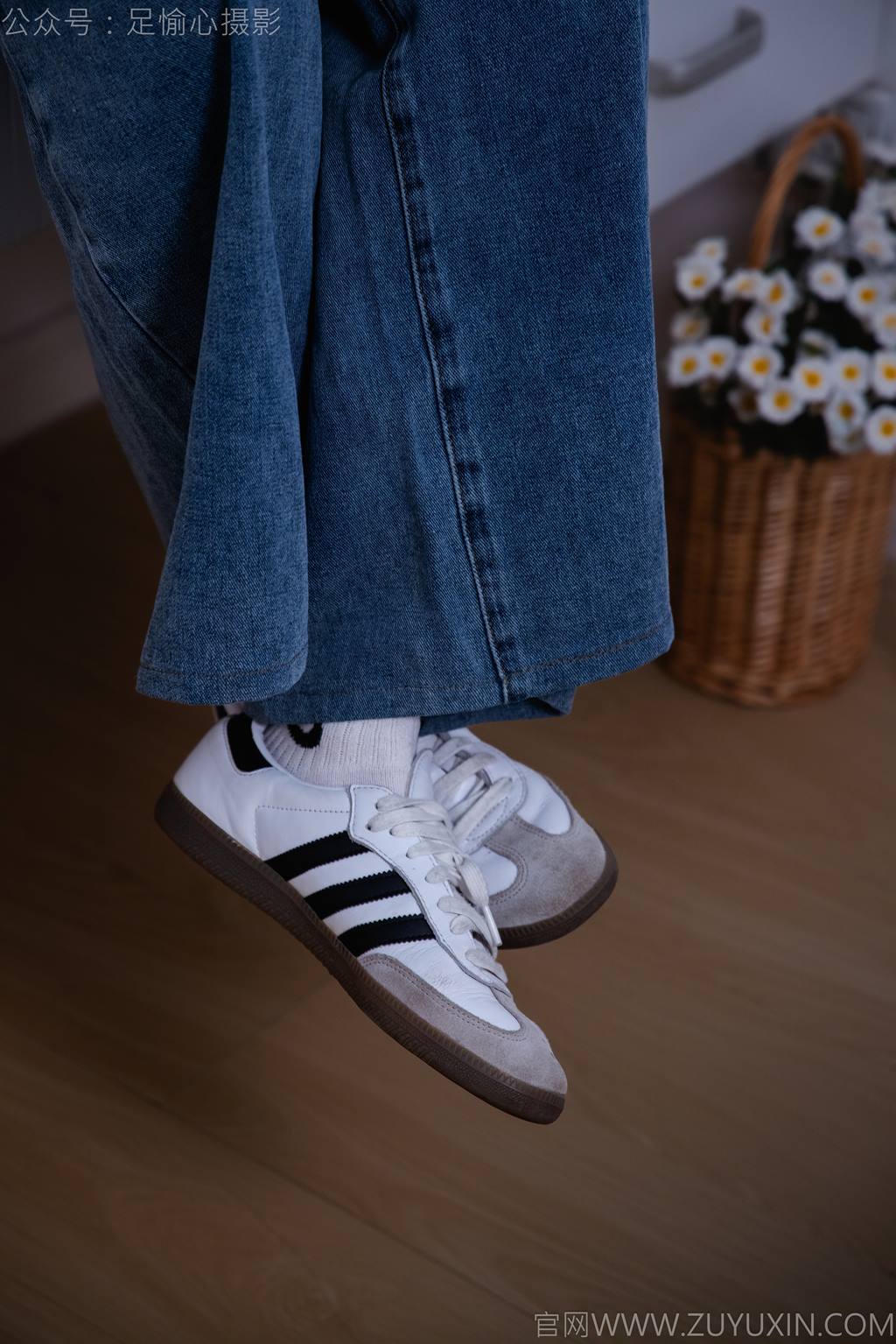 图片[22]-足愉心 NO.027 奶芙（搭配：白色T恤、牛仔长裤、德训鞋、白色棉袜、裸足）[110P] – 速更版-美库