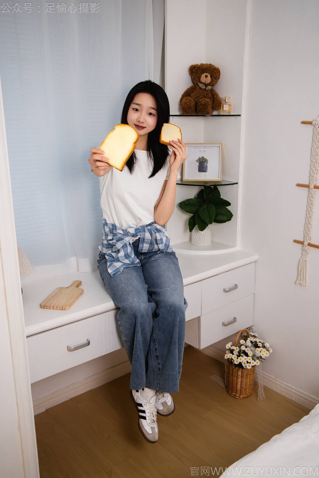 图片[23]-足愉心 NO.027 奶芙（搭配：白色T恤、牛仔长裤、德训鞋、白色棉袜、裸足）[110P] – 速更版-美库