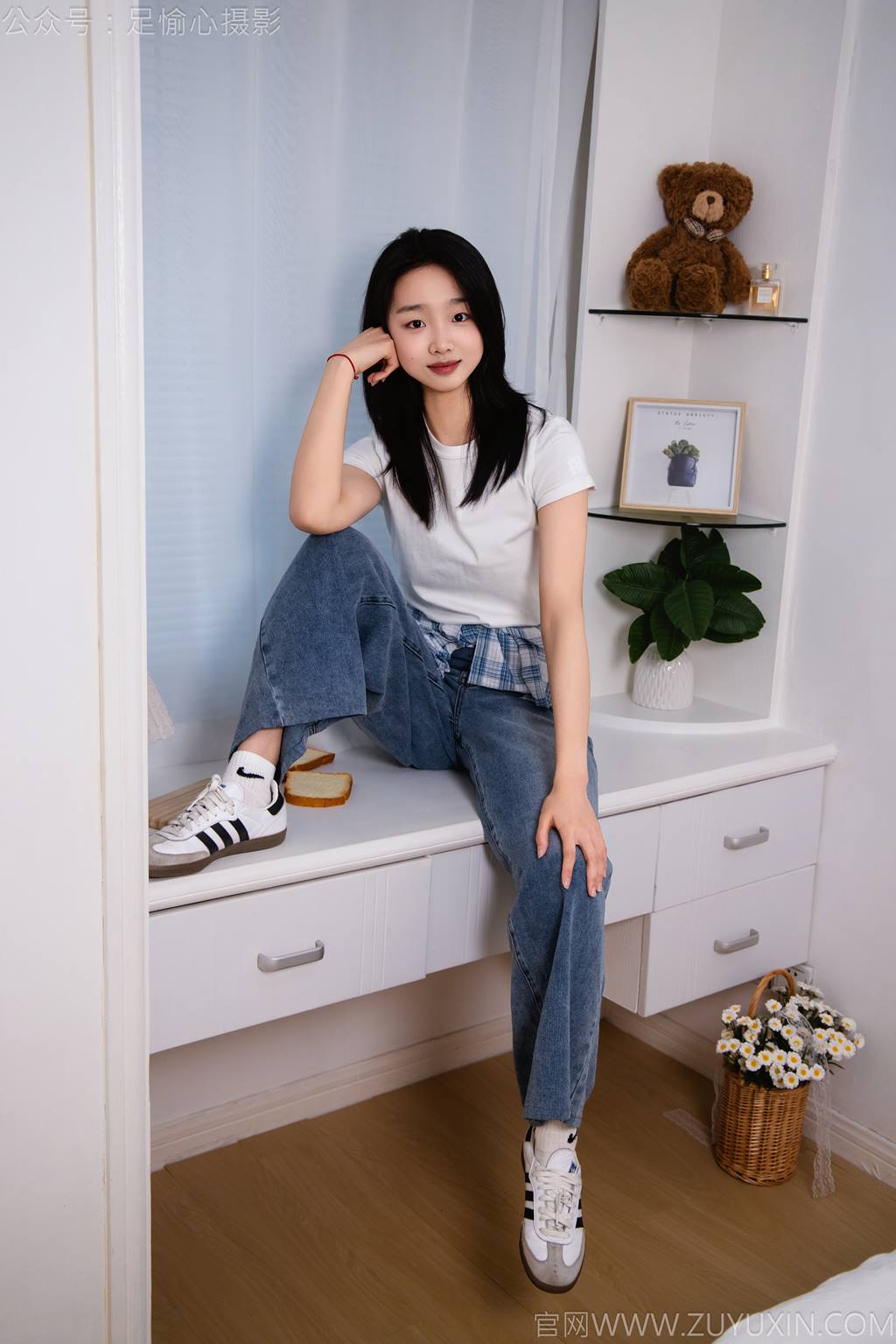 图片[25]-足愉心 NO.027 奶芙（搭配：白色T恤、牛仔长裤、德训鞋、白色棉袜、裸足）[110P] – 速更版-美库