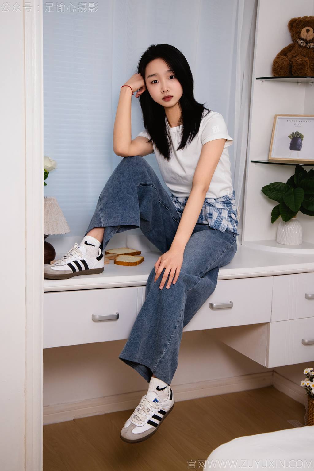 图片[26]-足愉心 NO.027 奶芙（搭配：白色T恤、牛仔长裤、德训鞋、白色棉袜、裸足）[110P] – 速更版-美库