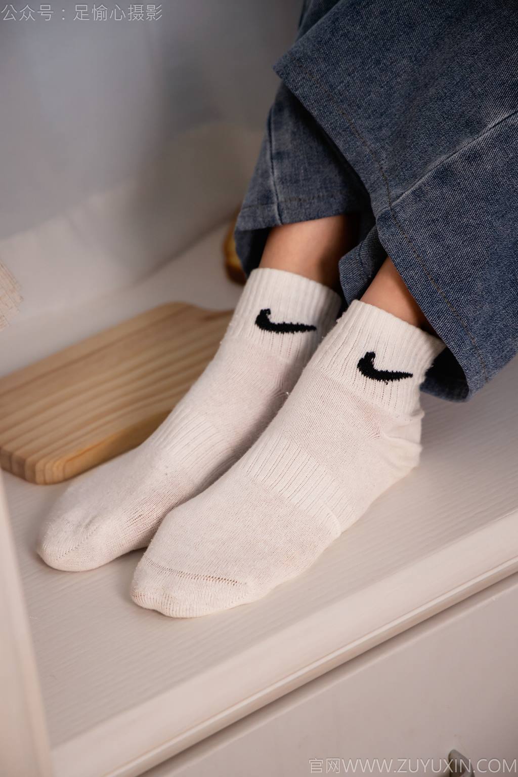 图片[31]-足愉心 NO.027 奶芙（搭配：白色T恤、牛仔长裤、德训鞋、白色棉袜、裸足）[110P] – 速更版-美库