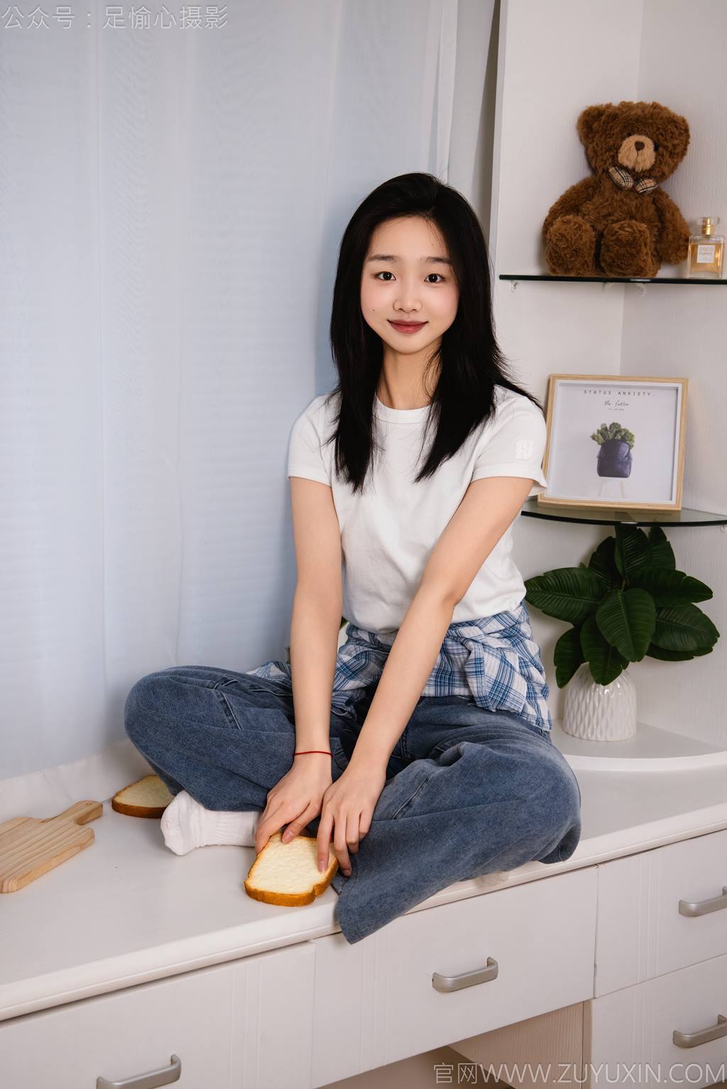 图片[32]-足愉心 NO.027 奶芙（搭配：白色T恤、牛仔长裤、德训鞋、白色棉袜、裸足）[110P] – 速更版-美库