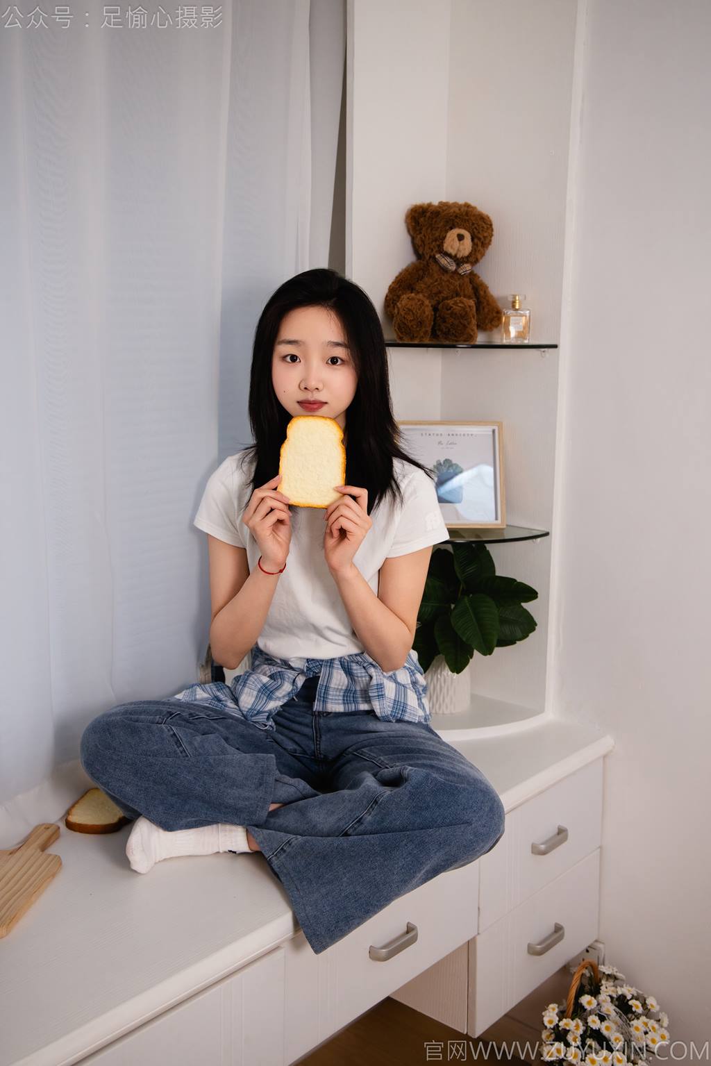 图片[33]-足愉心 NO.027 奶芙（搭配：白色T恤、牛仔长裤、德训鞋、白色棉袜、裸足）[110P] – 速更版-美库