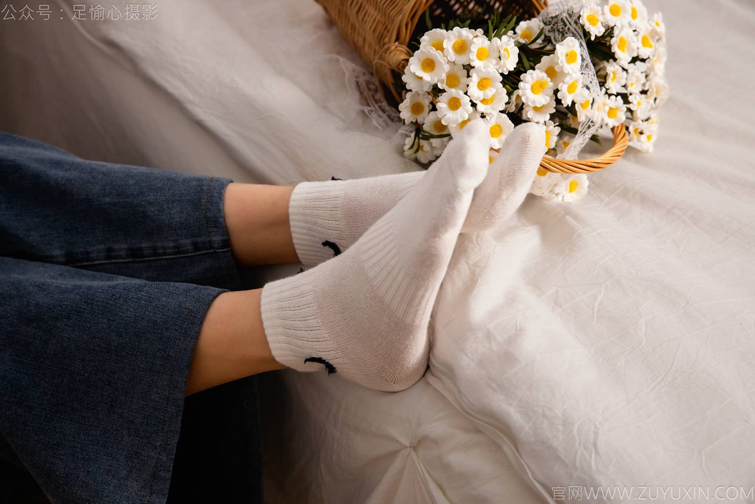 图片[41]-足愉心 NO.027 奶芙（搭配：白色T恤、牛仔长裤、德训鞋、白色棉袜、裸足）[110P] – 速更版-美库