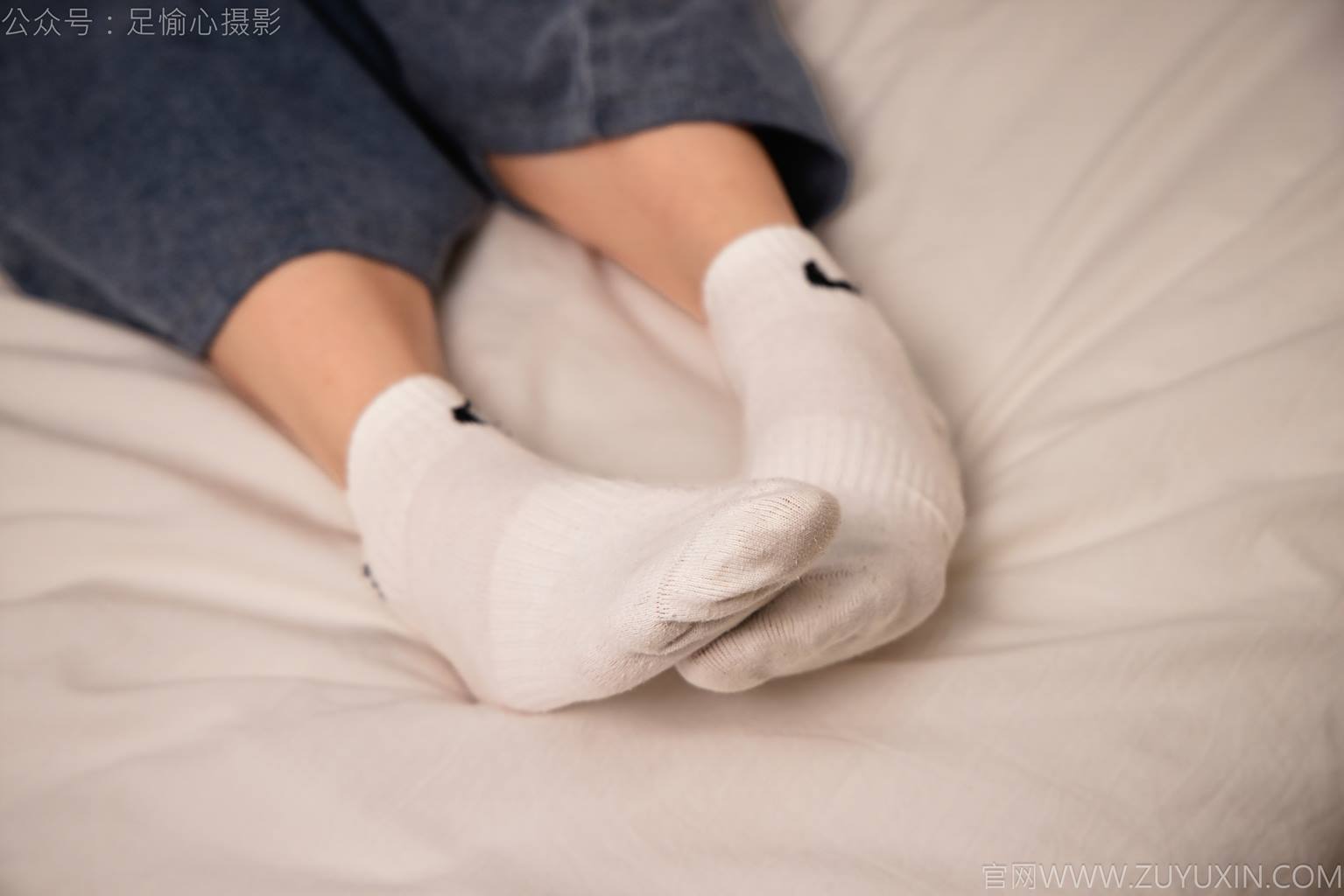 图片[53]-足愉心 NO.027 奶芙（搭配：白色T恤、牛仔长裤、德训鞋、白色棉袜、裸足）[110P] – 速更版-美库