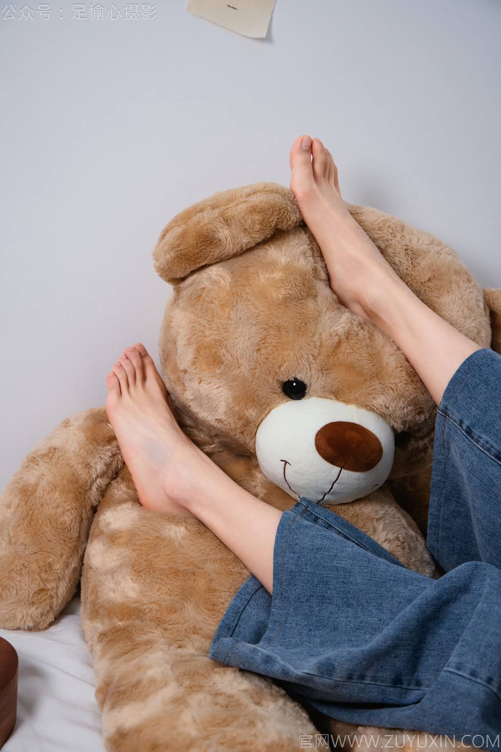 图片[95]-足愉心 NO.027 奶芙（搭配：白色T恤、牛仔长裤、德训鞋、白色棉袜、裸足）[110P] – 速更版-美库