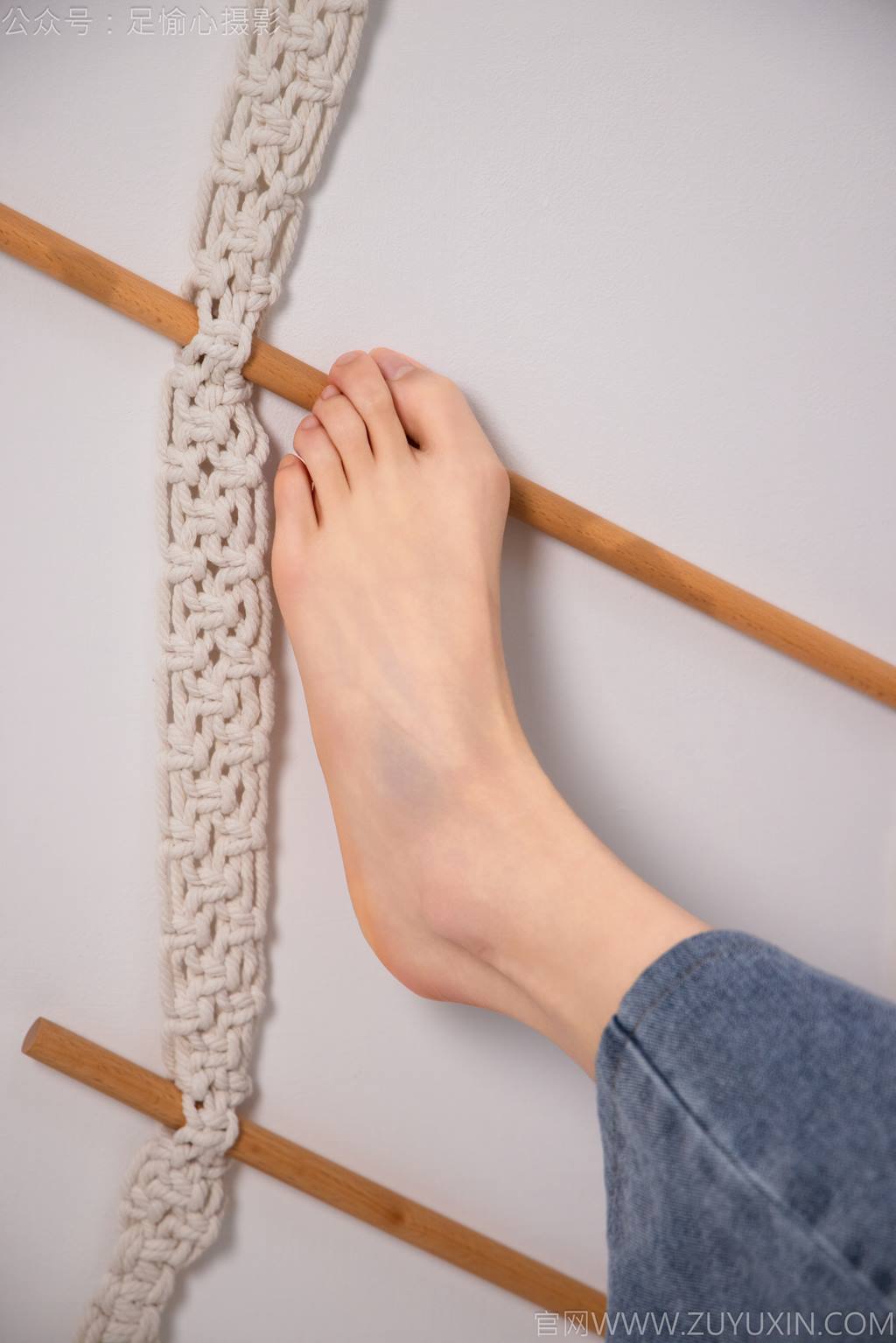 图片[100]-足愉心 NO.027 奶芙（搭配：白色T恤、牛仔长裤、德训鞋、白色棉袜、裸足）[110P] – 速更版-美库