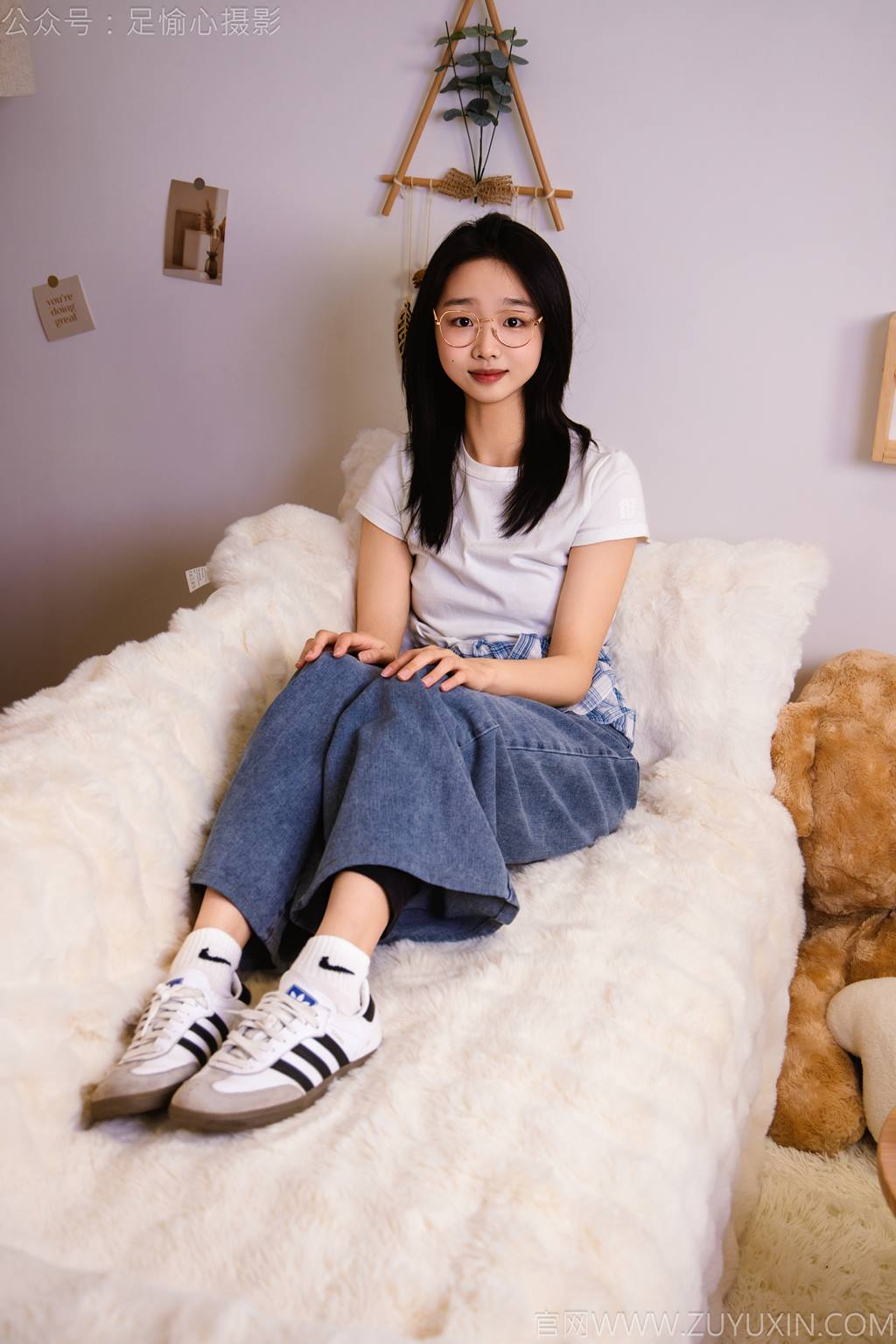 图片[102]-足愉心 NO.027 奶芙（搭配：白色T恤、牛仔长裤、德训鞋、白色棉袜、裸足）[110P] – 速更版-美库