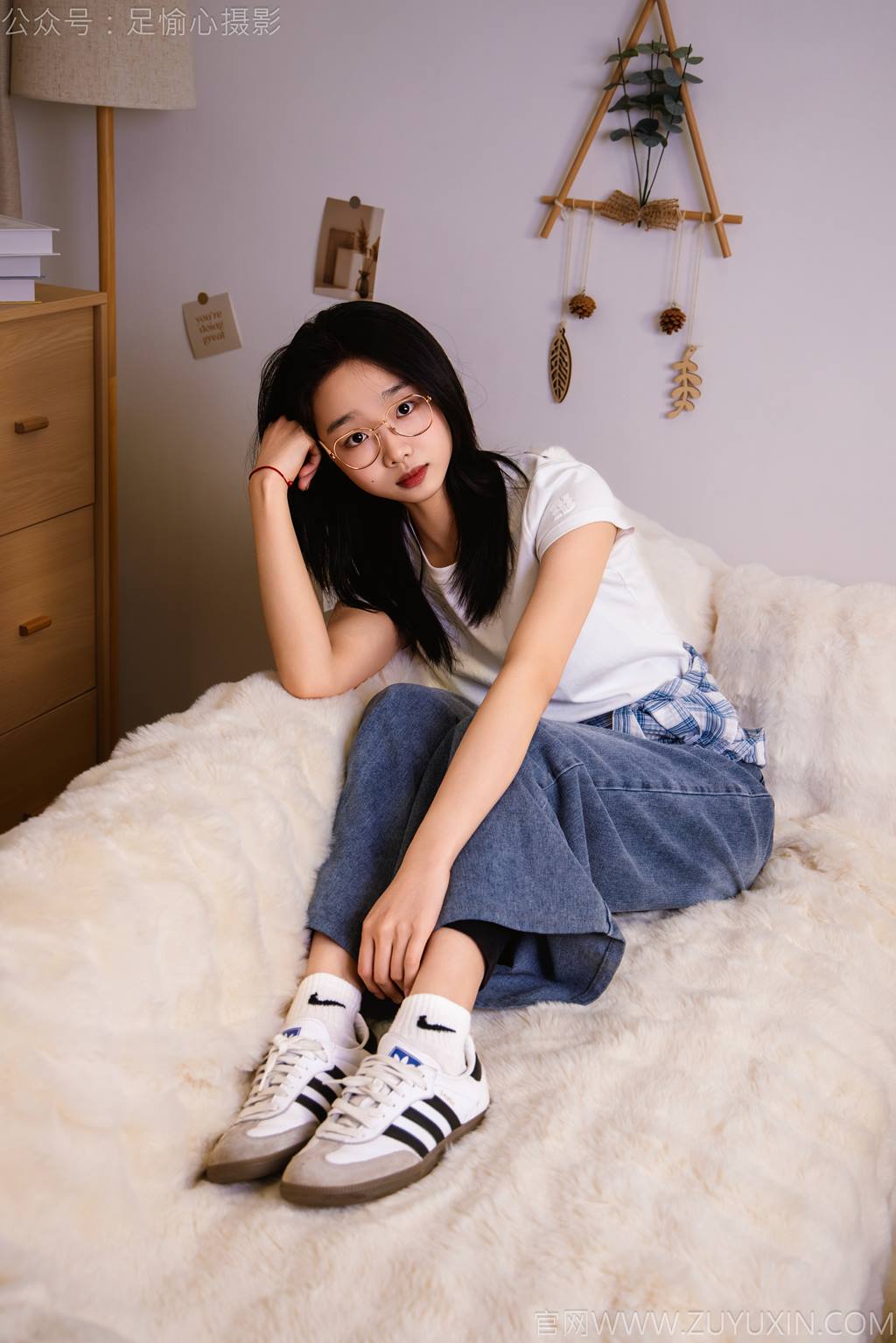 图片[104]-足愉心 NO.027 奶芙（搭配：白色T恤、牛仔长裤、德训鞋、白色棉袜、裸足）[110P] – 速更版-美库