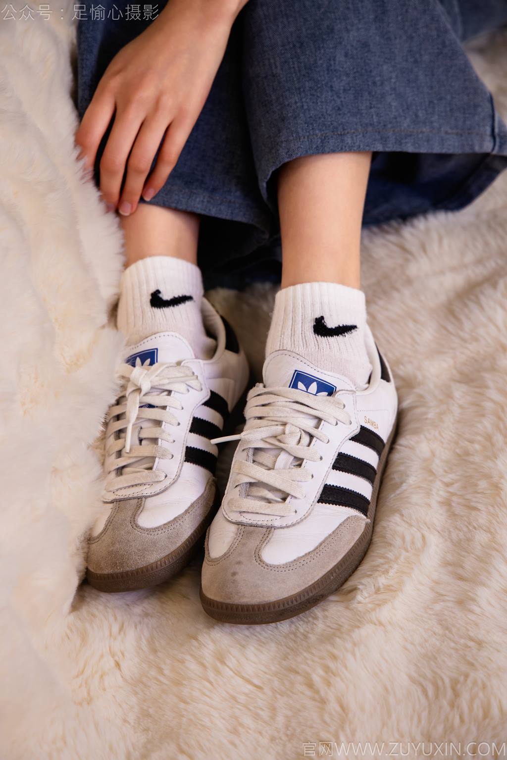 图片[105]-足愉心 NO.027 奶芙（搭配：白色T恤、牛仔长裤、德训鞋、白色棉袜、裸足）[110P] – 速更版-美库