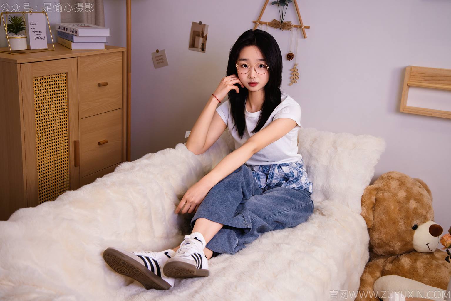 图片[106]-足愉心 NO.027 奶芙（搭配：白色T恤、牛仔长裤、德训鞋、白色棉袜、裸足）[110P] – 速更版-美库