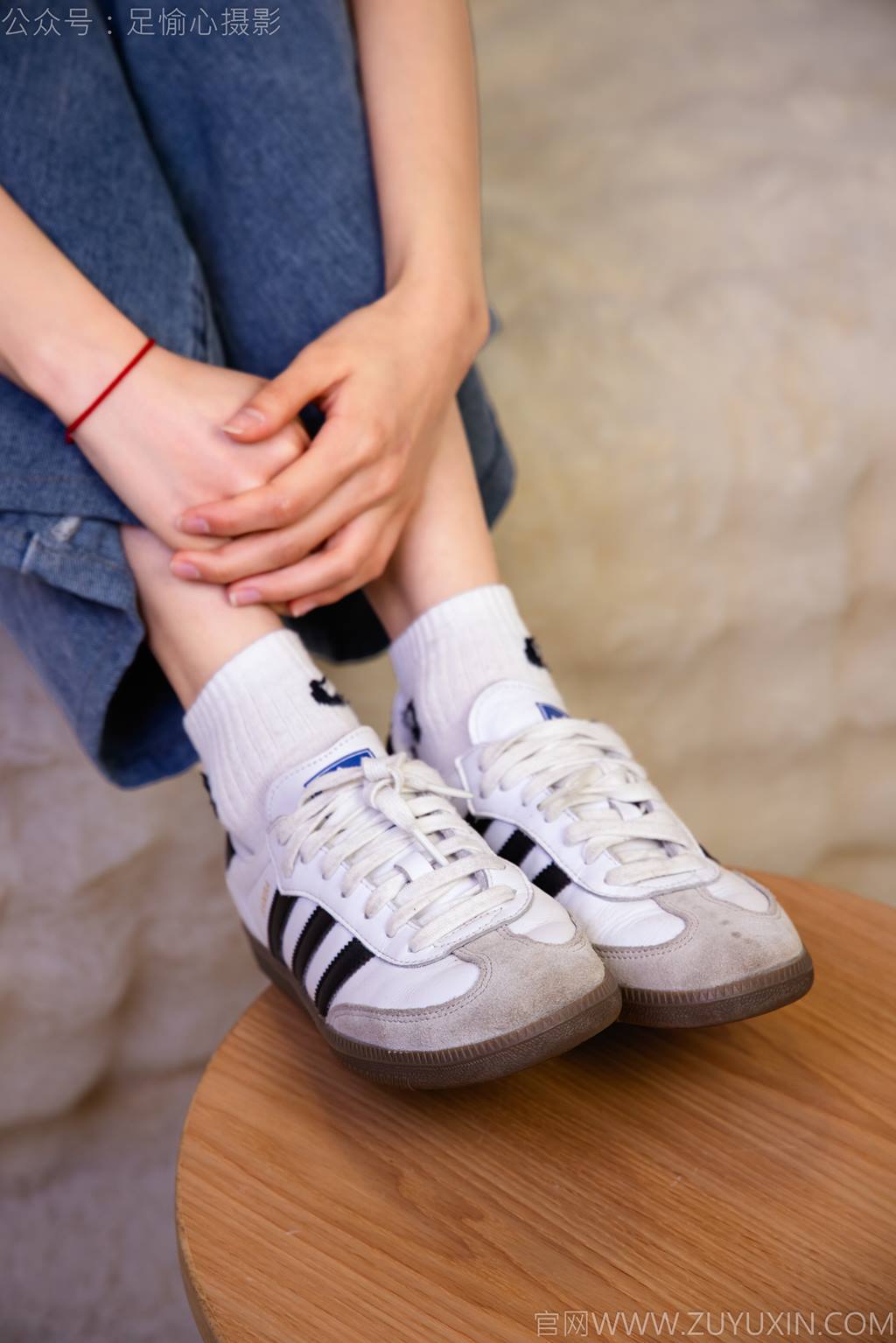 图片[108]-足愉心 NO.027 奶芙（搭配：白色T恤、牛仔长裤、德训鞋、白色棉袜、裸足）[110P] – 速更版-美库