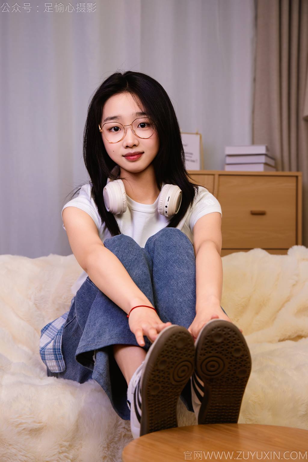 图片[109]-足愉心 NO.027 奶芙（搭配：白色T恤、牛仔长裤、德训鞋、白色棉袜、裸足）[110P] – 速更版-美库