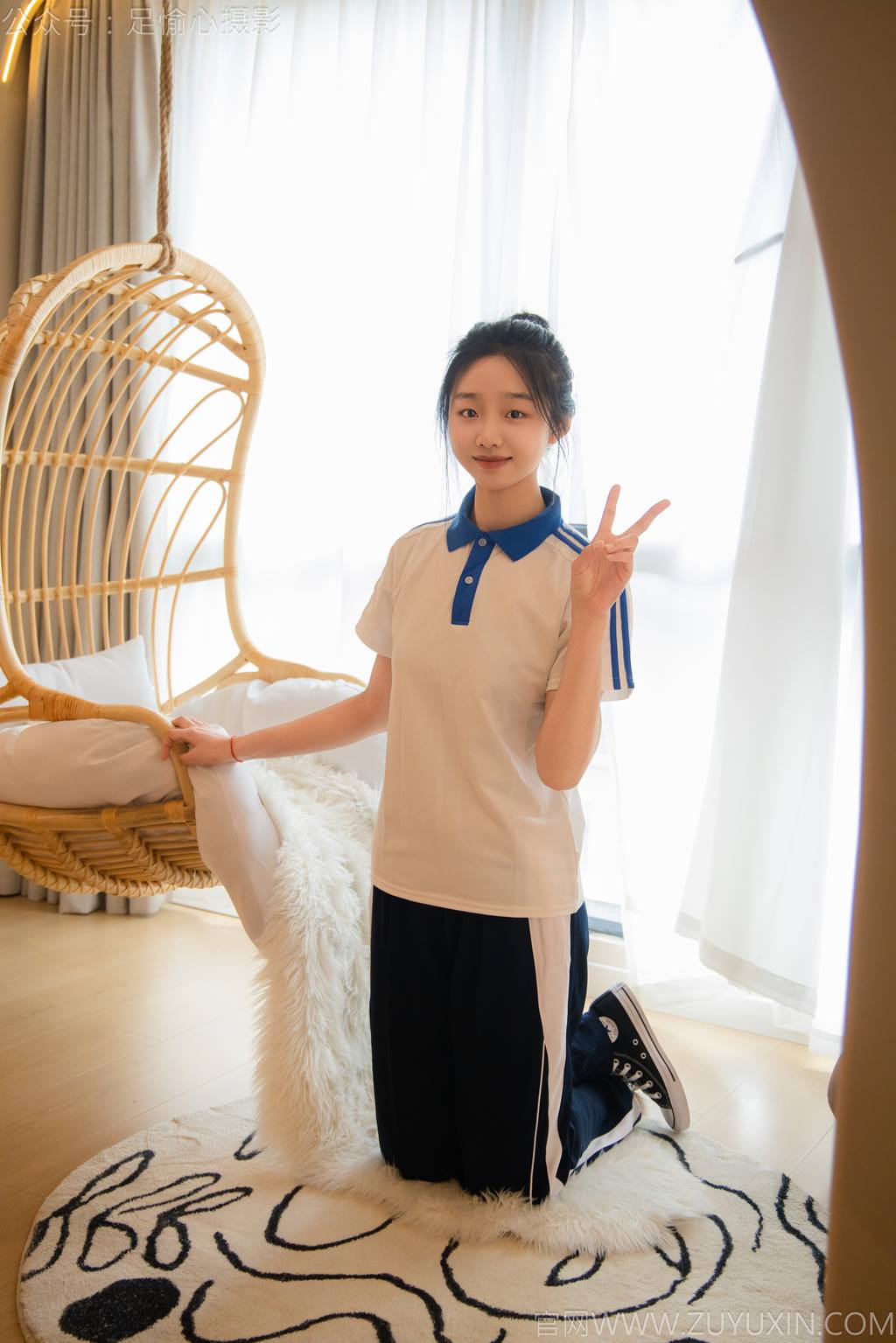 图片[19]-足愉心 NO.031 奶芙（搭配：校服、帆布鞋、白色棉袜、裸足）[110P] – 速更版-美库