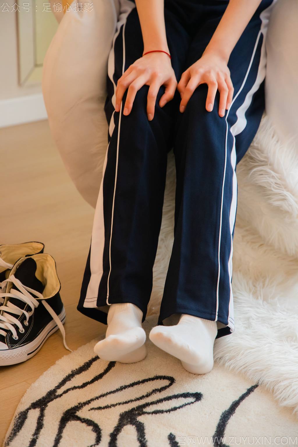 图片[28]-足愉心 NO.031 奶芙（搭配：校服、帆布鞋、白色棉袜、裸足）[110P] – 速更版-美库