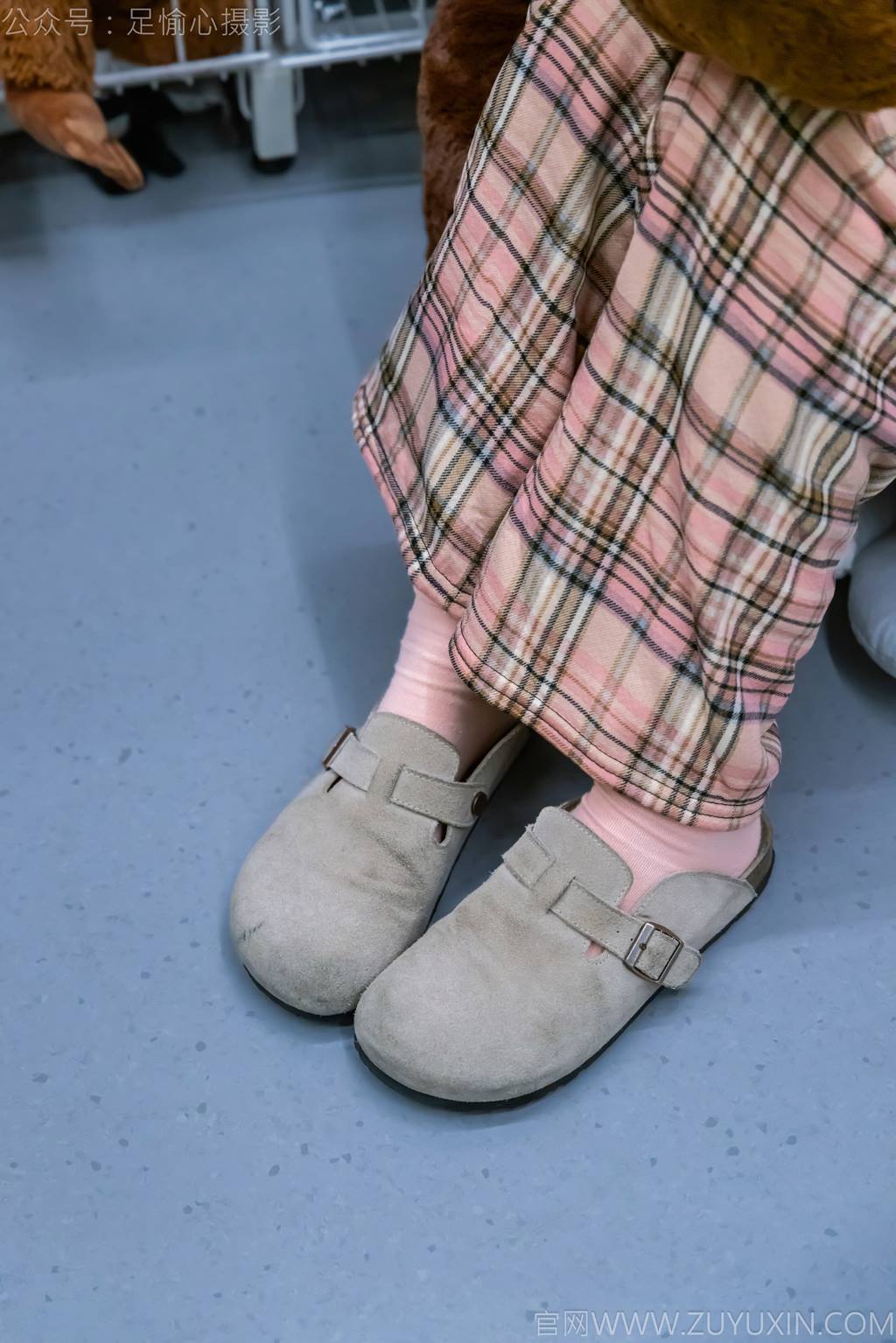 图片[10]-足愉心 NO.032 软软（搭配：黑色外套、黄色格子长裤、毛绒拖鞋、粉色棉袜、裸足）[105P] – 速更版-美库