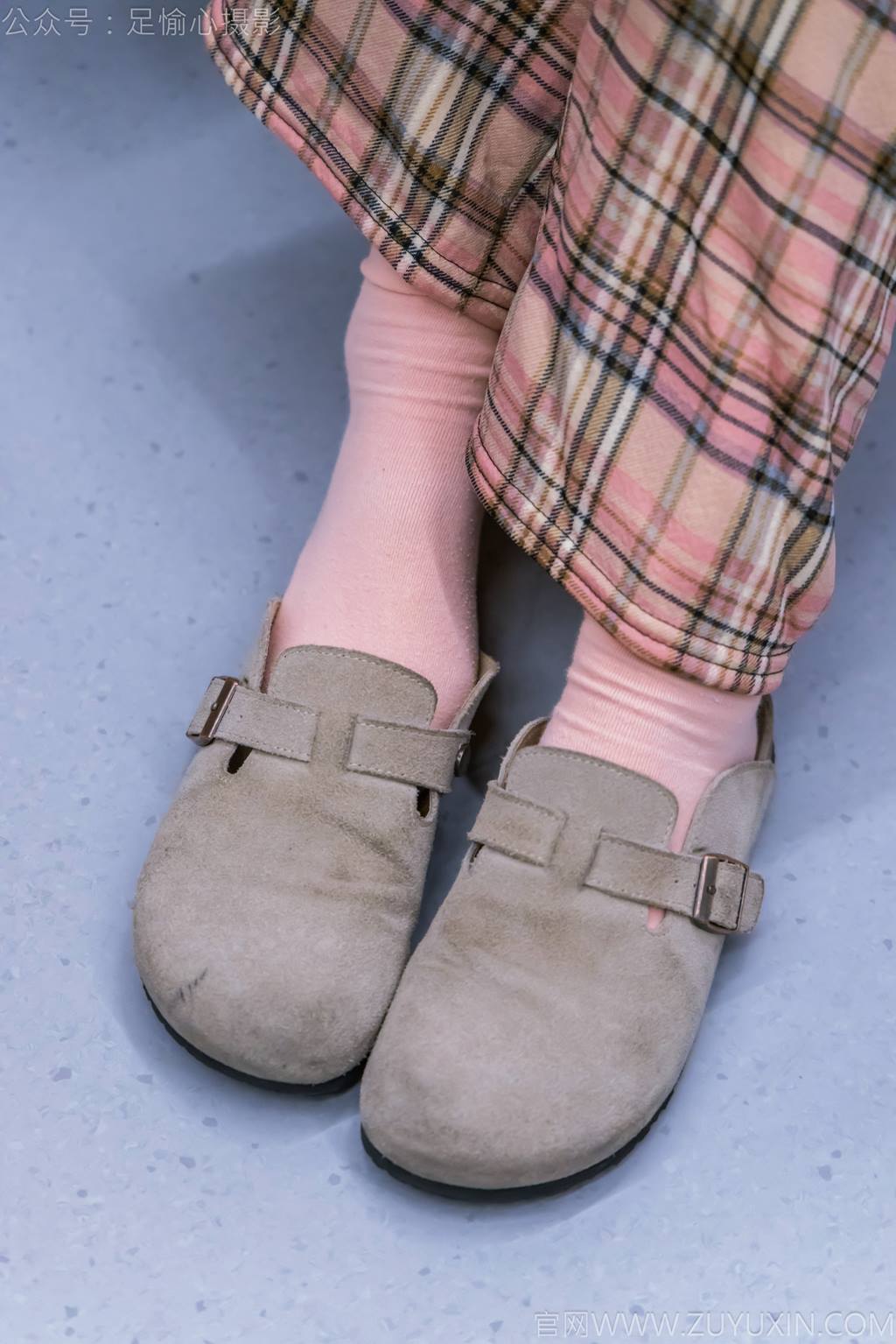 图片[13]-足愉心 NO.032 软软（搭配：黑色外套、黄色格子长裤、毛绒拖鞋、粉色棉袜、裸足）[105P] – 速更版-美库