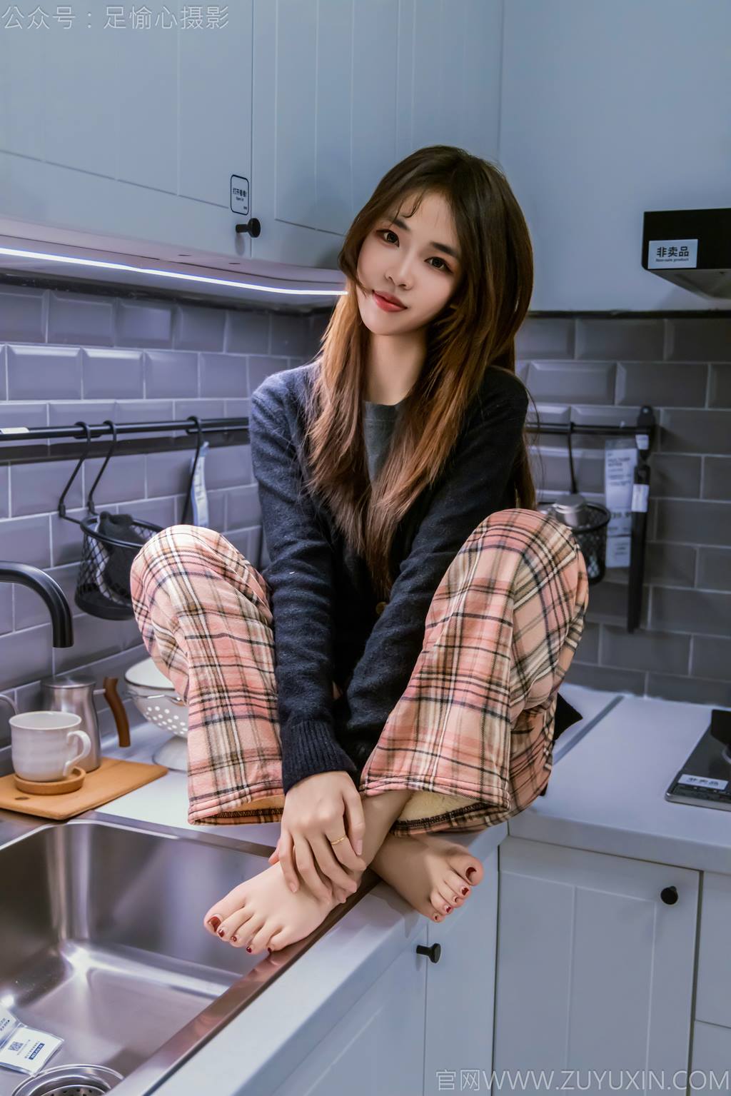 图片[18]-足愉心 NO.032 软软（搭配：黑色外套、黄色格子长裤、毛绒拖鞋、粉色棉袜、裸足）[105P] – 速更版-美库