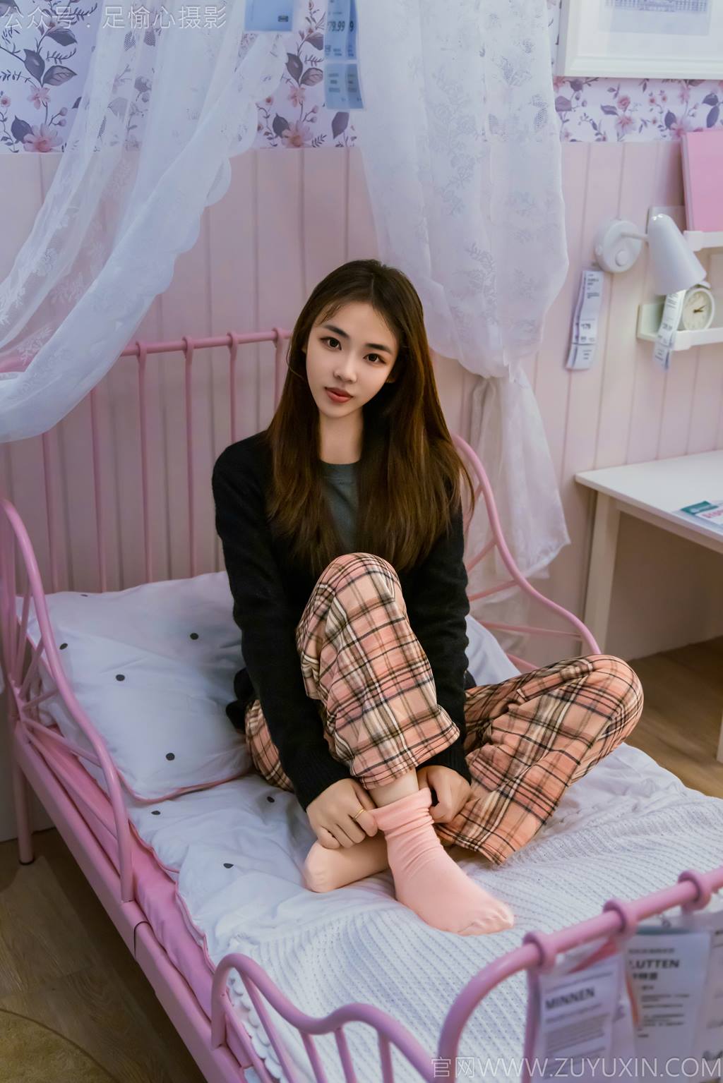 图片[22]-足愉心 NO.032 软软（搭配：黑色外套、黄色格子长裤、毛绒拖鞋、粉色棉袜、裸足）[105P] – 速更版-美库