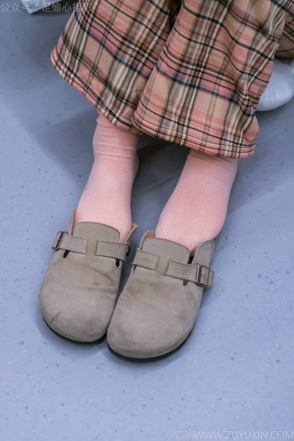 图片[24]-足愉心 NO.032 软软（搭配：黑色外套、黄色格子长裤、毛绒拖鞋、粉色棉袜、裸足）[105P] – 速更版-美库
