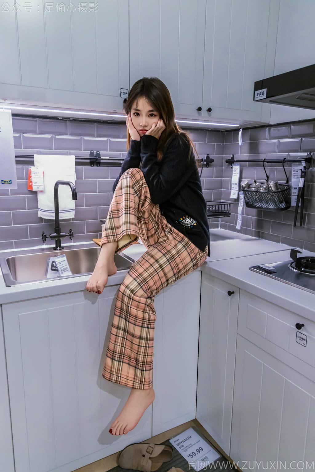 图片[25]-足愉心 NO.032 软软（搭配：黑色外套、黄色格子长裤、毛绒拖鞋、粉色棉袜、裸足）[105P] – 速更版-美库