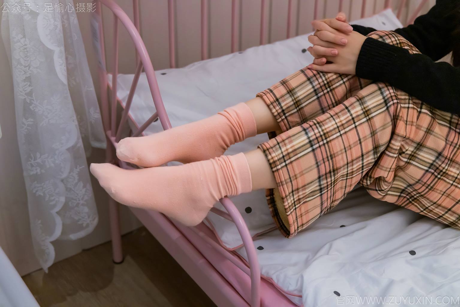 图片[26]-足愉心 NO.032 软软（搭配：黑色外套、黄色格子长裤、毛绒拖鞋、粉色棉袜、裸足）[105P] – 速更版-美库