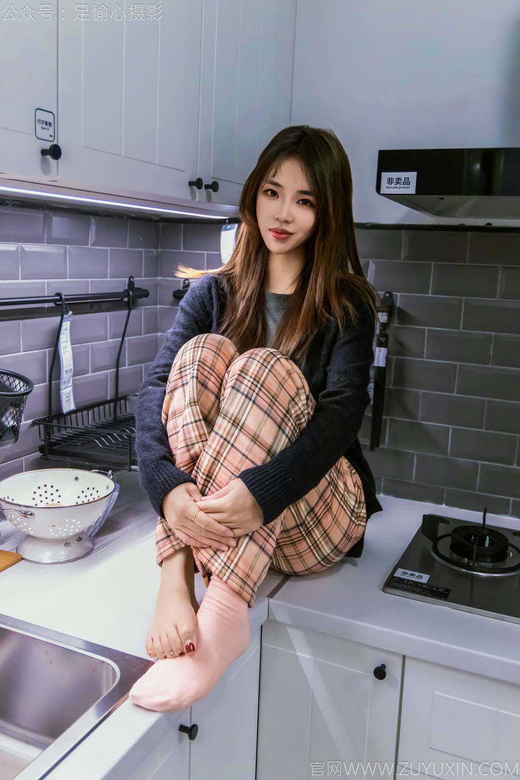 图片[28]-足愉心 NO.032 软软（搭配：黑色外套、黄色格子长裤、毛绒拖鞋、粉色棉袜、裸足）[105P] – 速更版-美库