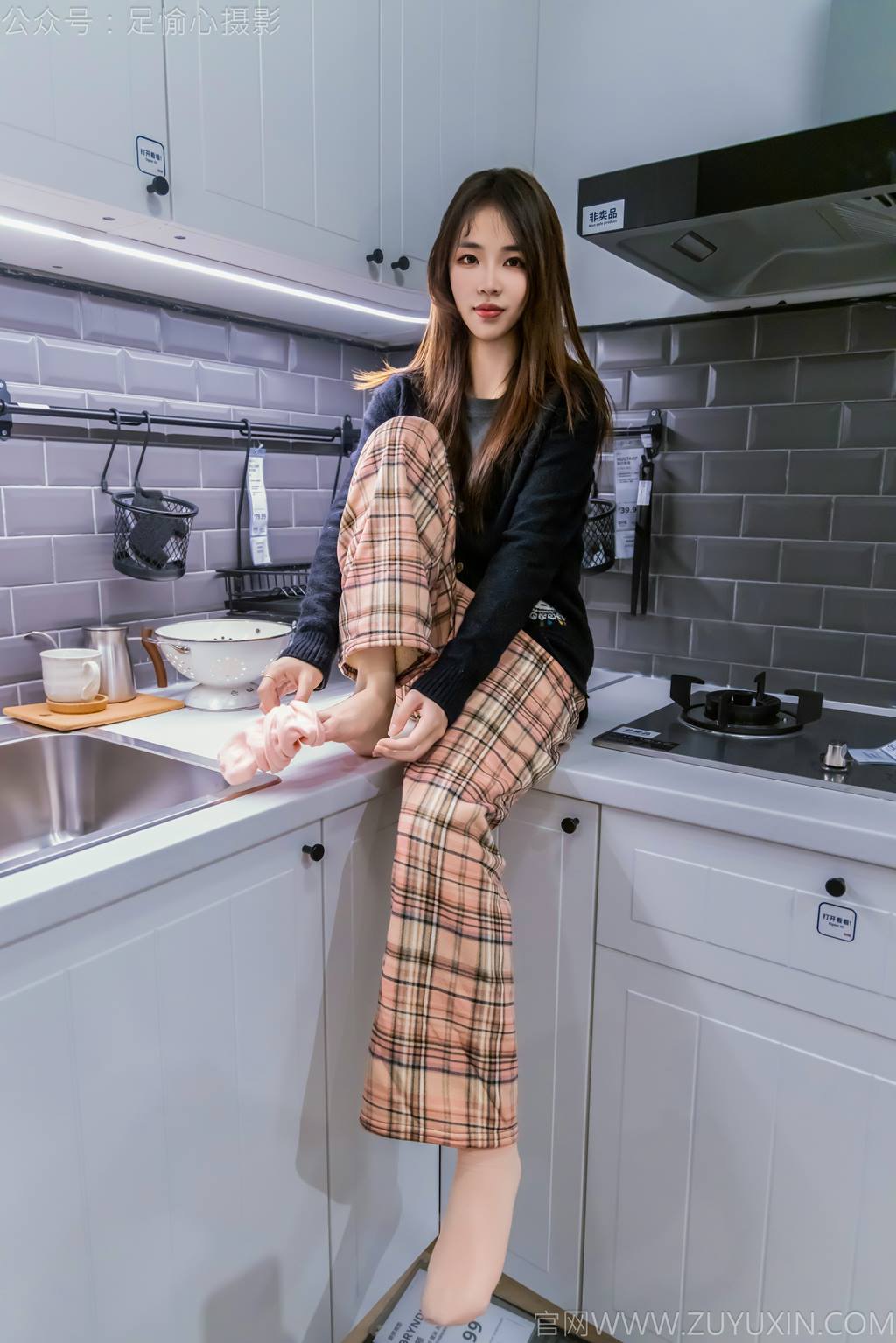 图片[31]-足愉心 NO.032 软软（搭配：黑色外套、黄色格子长裤、毛绒拖鞋、粉色棉袜、裸足）[105P] – 速更版-美库