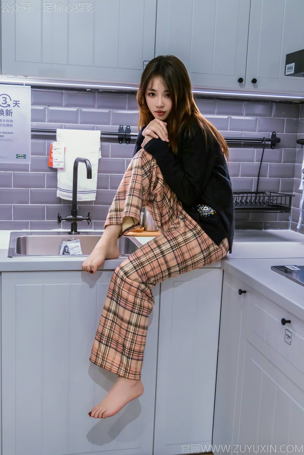 图片[33]-足愉心 NO.032 软软（搭配：黑色外套、黄色格子长裤、毛绒拖鞋、粉色棉袜、裸足）[105P] – 速更版-美库
