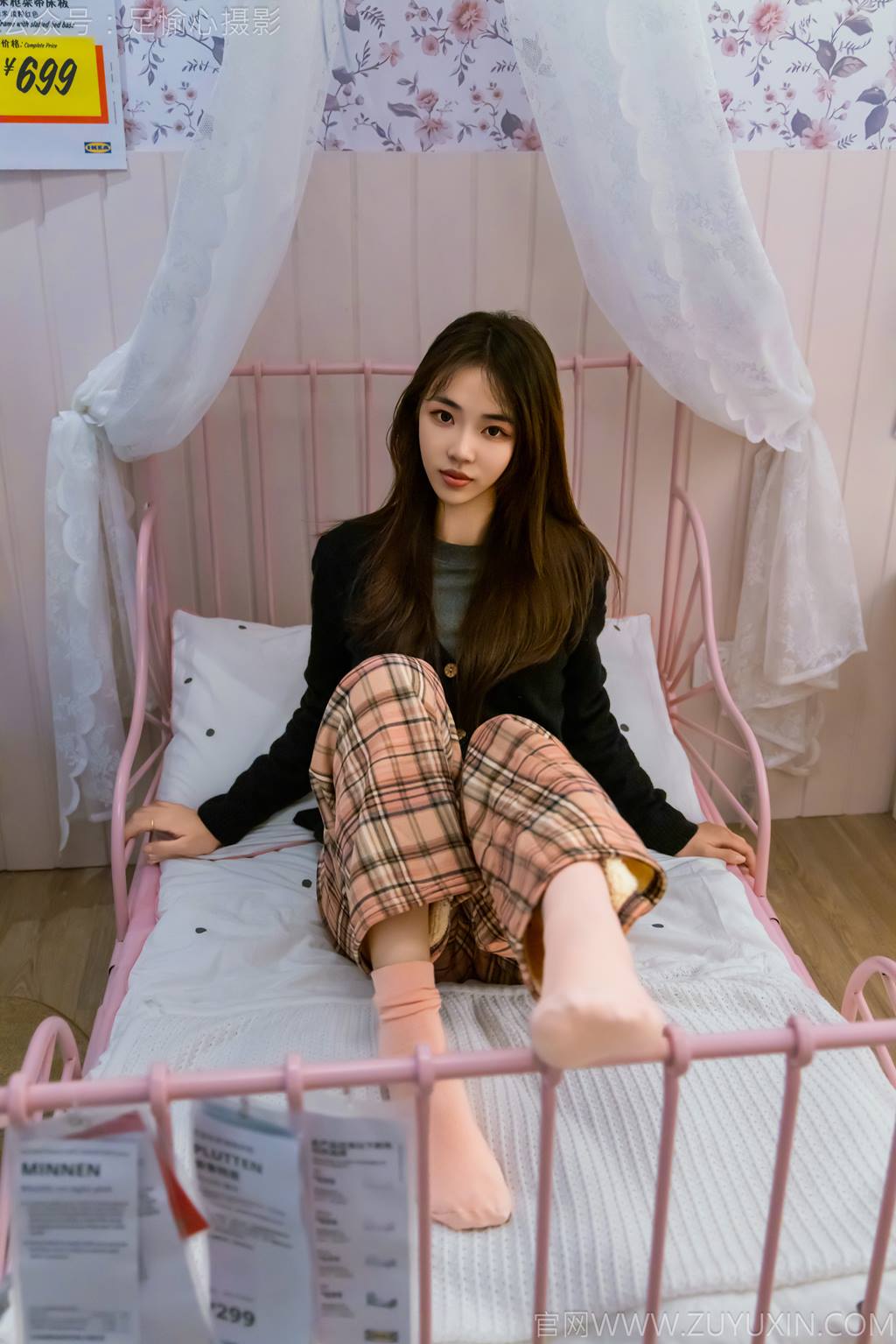 图片[34]-足愉心 NO.032 软软（搭配：黑色外套、黄色格子长裤、毛绒拖鞋、粉色棉袜、裸足）[105P] – 速更版-美库